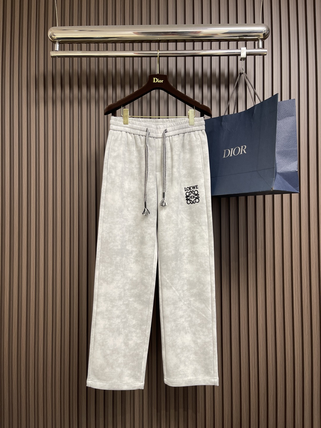 NO:546865,LOEWE LOEWE embroidered straight trousers, the weight is about 420 grams after washing the laundry, the texture is thick, crisp, wear-resistant and retro flavor; the 3D three-dimensional embroidery process is amazing, the number of double-sided embroidery needles reaches about 1 stitch, the needle method is delicate, the brand logo is three-dimensional and full, highlighting the exquisiteness and high-end sense; the sand washing gives the fabric a unique texture and soft feel, and the stir-fry color accurately controls the color, making the fading natural and layered; the old treatment is like carving for years, with a rich retro style, and each pair of pants has a unique personality, which is a masterpiece that perfectly integrates fashion and craftsmanship. Size M-3XL,,loewe,loewe,alexander wang19860909LOEWE 罗意威刺绣直筒长裤,成衣洗水后克重约420克,质感厚实挺括耐磨且具复古韵味；3D立体刺绣工艺令人赞叹,双边刺绣针数约达1针,针法细腻,品牌标识立体饱满,凸显精致与高级感；沙洗赋予面料独特纹理与柔软手感,炒色精准把控色彩,使褪色自然且富有层次感；做旧处理仿若岁月雕琢,复古风格浓郁,每条裤都独具个性,是时尚与工艺完美融合的佳作.尺码M-3XL,,loewe,loewe,alexander wang,Men's clothing