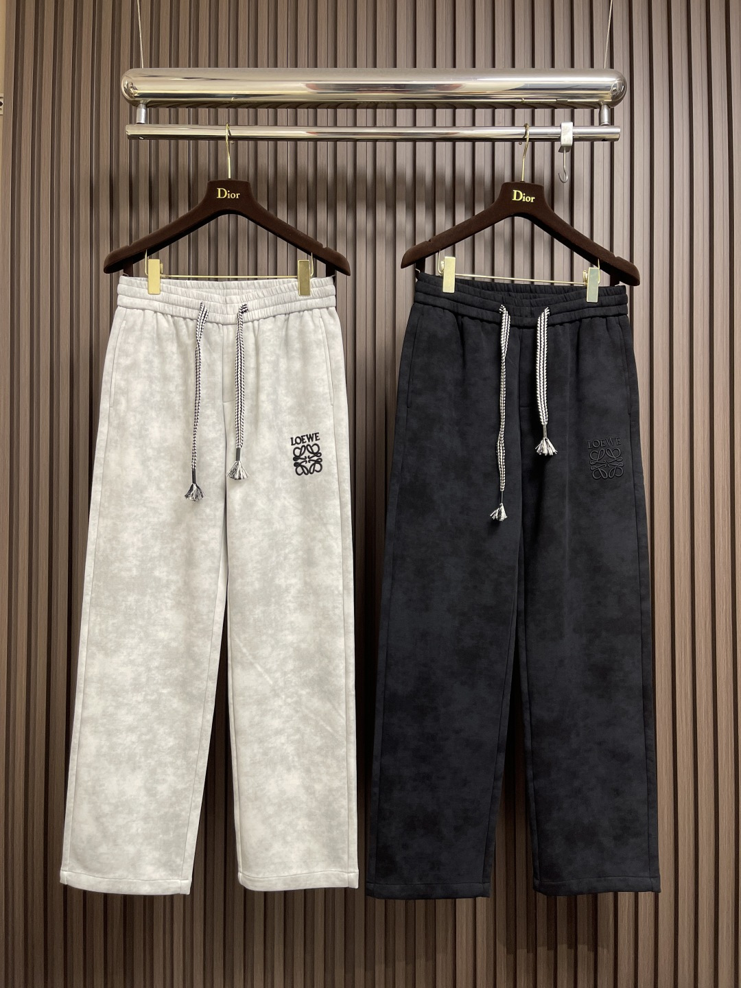 🛒🛒LOEWE 罗意威刺绣直筒长裤，成衣洗水后克重约420克，质感厚实挺括耐磨且具复古韵味；3D立体刺绣