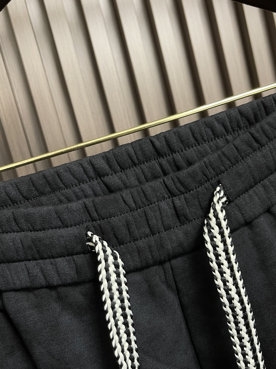 🛒🛒LOEWE 罗意威刺绣直筒长裤，成衣洗水后克重约420克，质感厚实挺括耐磨且具复古韵味；3D立体刺绣