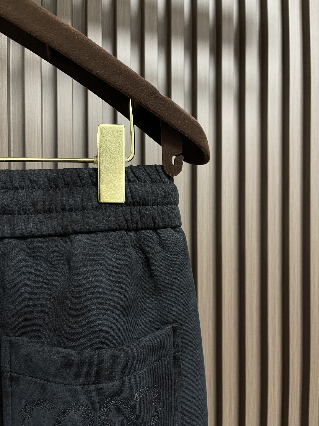 🛒🛒LOEWE 罗意威刺绣直筒长裤，成衣洗水后克重约420克，质感厚实挺括耐磨且具复古韵味；3D立体刺绣