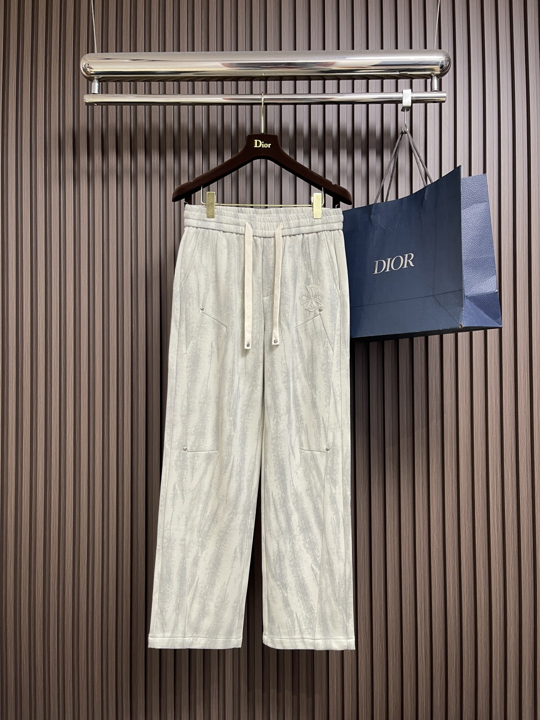 NO:546860,CH Croxin 2025ss autumn and winter new elastic pants wide-leg pants, which are very comfortable to wear, low-key and luxurious, and are very classy when worn. There is no need to say much about the style and cutting of the pants. The upper body is exquisite and vivid.  True first-class quality, truly palace-grade elastic trousers, made of Turkish cotton, produce the most famous tannin cloth. The quality is excellent and is very soft after heavy washing!  The straight-footed style is not picky, the upper body is absolutely stylish, the expert design is extremely luxurious. Size M-3XL, chrome hearts, alexander wang19860909CH 克罗心 2025ss秋冬新款松紧裤阔腿裤,身穿着非常舒适 低调不失奢华 穿出去非常有档次,裤型款式和裁剪亦无需多言 上身精致跃然．真正一等一顶级质料 真正殿堂级的松紧裤,选用土耳其的棉花 生产出最有名的单宁布 品质卓然,经过重水洗使得很柔软！直脚的版型不挑人 上身绝对的有型 达人设计 极度奢华.尺码M-3XL,,chrome hearts,alexander wang,Men's clothing