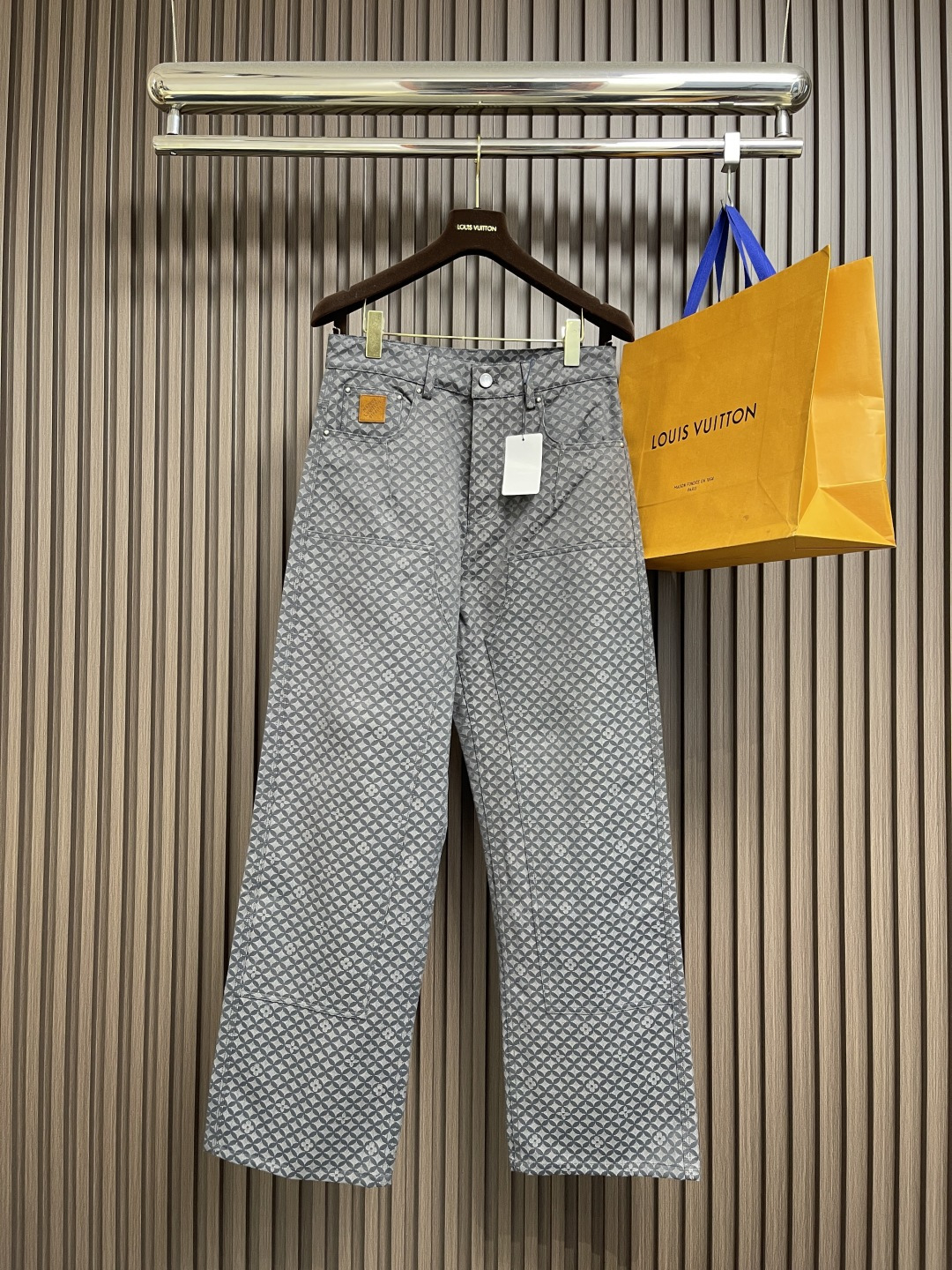 NO:546907,LV fish scale jacquard pattern jeans, this cotton presents Dandy Monogram jacquard pattern for the 2025 autumn and winter show, injecting rich texture into the casual silhouette. The pocket and splicing structure are rich in details, and the pearlescent buttons interpret Dandy style, which can create a leisurely and elegant shape with the same style. Size 46-52,,louis vuitton, jeans, alexander wang19860909LV 鱼鳞提花图案牛仔裤,本款棉质呈现 2025秋冬秀场的Dandy Monogram 提花织纹,为休闲廓形注入丰富肌理.口袋和拼接结构丰富细节,珠光纽扣诠释丹迪风尚,可与同款共筑闲雅造型.尺码46-52,,louis vuitton,jeans,alexander wang,Men's clothing