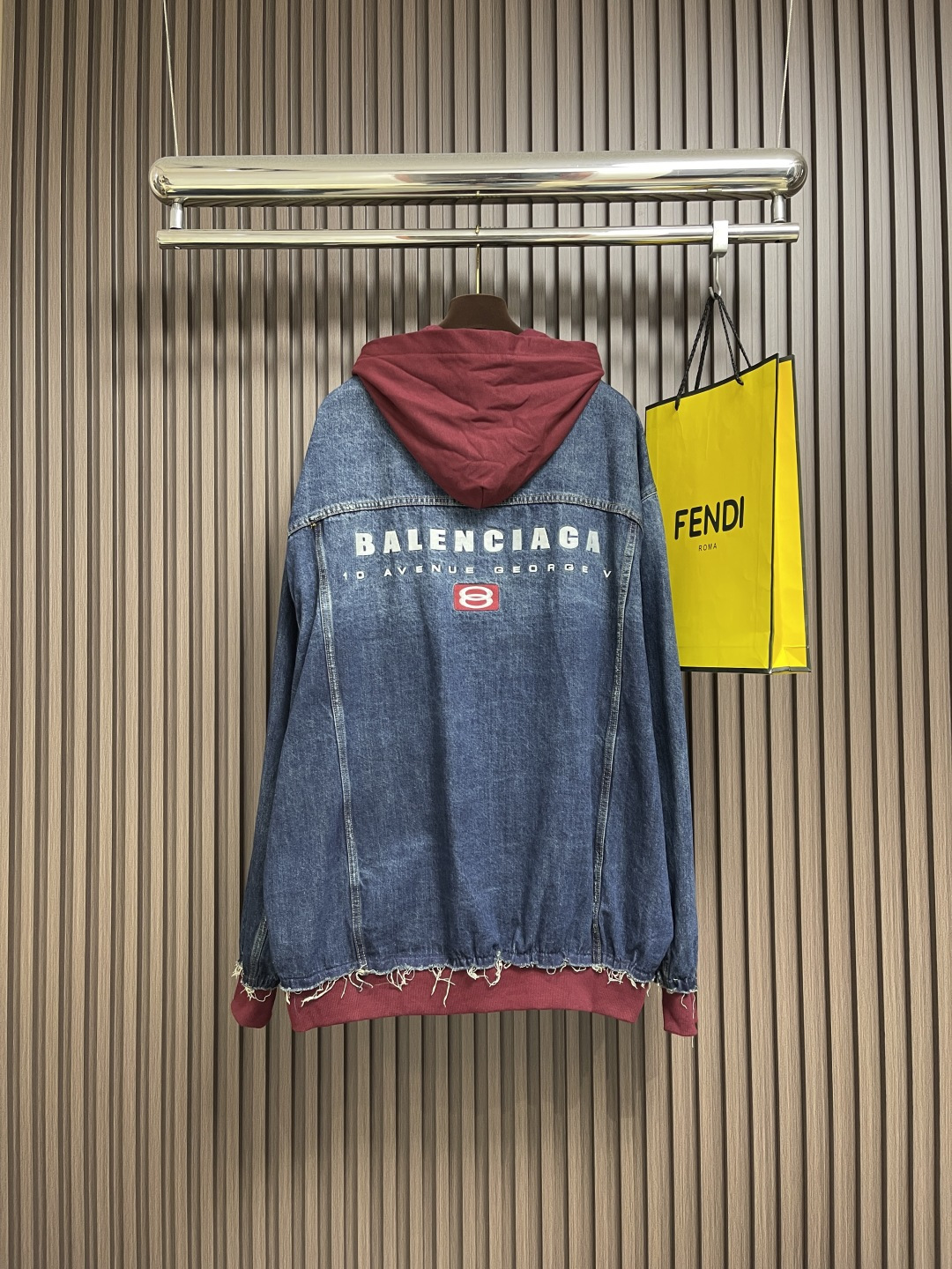 🛒🛒balenciaga 双环字母刺绣牛仔连帽外套 定制雾蓝锁纹纯棉牛仔料 以及赤焰磨绒卫衣料采用进口机