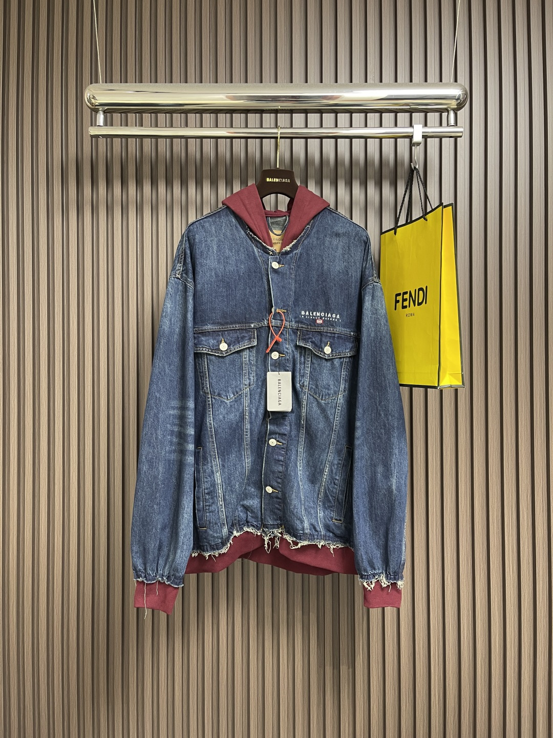 NO:546885,balenciaga double-ring letter embroidered denim hooded jacket Customized mist blue lock pattern pure cotton denim material and red flame grinding sweatshirt material adopts imported machine embroidery technology using advanced computer control system and precision mechanical parts. Rotten edge hanging technology uses physical wear to achieve natural ripple effect through friction on the edges through the combination of high-temperature steam and matte paper to remove fiber feathers and color difference. The workmanship uses multiple monkeys + sand rubs to rub at specific parts by using high-pressure spray guns to achieve local gradation effect. Then, matte technology creates unique texture patterns. The workmanship is extremely complex and time-consuming. Size 1-2-3-4 S-XL,,balenciaga,hoodie,sweatshirts,jackets & coats,hats,alexander wang19860909balenciaga 双环字母刺绣牛仔连帽外套 定制雾蓝锁纹纯棉牛仔料 以及赤焰磨绒卫衣料采用进口机刺绣工艺使用先进的计算机控制系统和精密的机械部件 采用烂边吊烂技术 通过物理磨损在边缘部分进行摩擦来实现自然烂边效果 通过高温蒸汽和磨砂纸的结合 去除纤维毛羽和色差 工采用多位马骝＋擦沙通过使用高压喷枪 在特定部位进行摩擦 达到局部渐变的效果 再通过磨砂技术 制造出独有纹理图案 做工极其复杂 耗时耗力.尺码1-2-3-4 S-XL,,balenciaga,hoodie,sweatshirts,jackets & coats,hats,alexander wang,Men's clothing