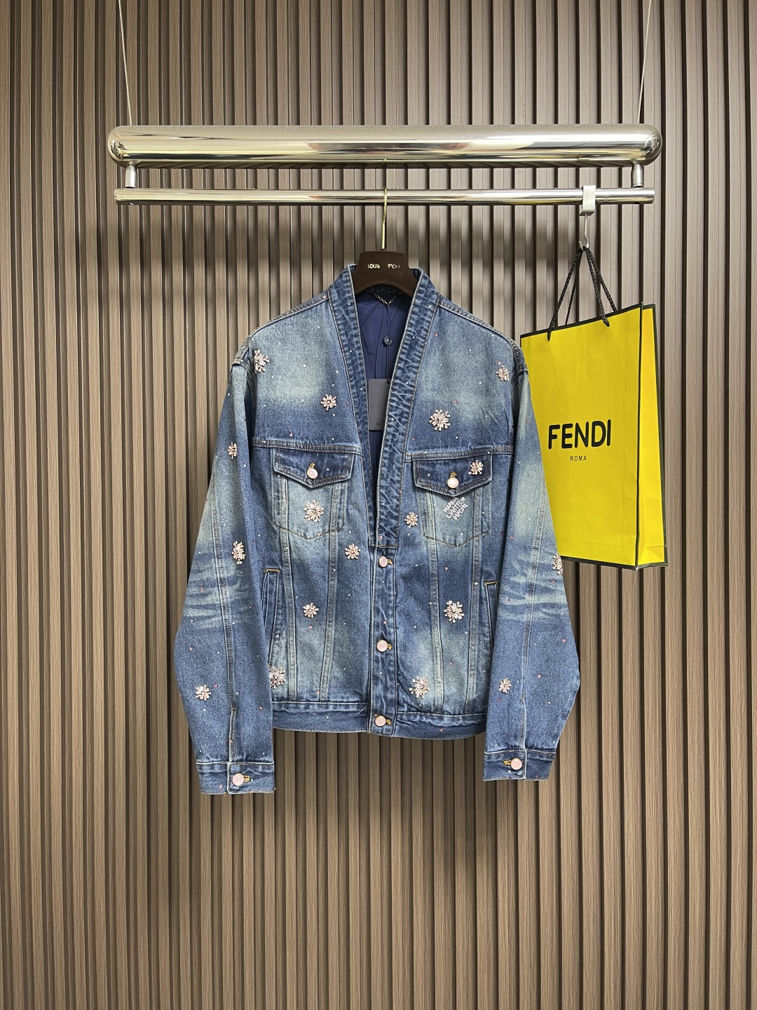 NO:546953,LV cherry blossom rhinestone denim jacket, which uses washing tannin denim fabric to present a unique faded natural texture. The washing effect of each jacket is unique, giving it a unique personality charm. The whole body is covered with hand-set gem-like rhinestone cherry blossom patterns. Each rhinestone has been carefully selected and carefully set, not only does superb handcrafting skills ensure that the rhinestones are arranged neatly and firmly; 'Marque L. Vuitton in the pocket'  Deposee's embroidery logo, fine needles and fine lines are smooth and precisely restored; the use of mini Damier leather Jacron patches combines classic Damier patterns with denim fabrics, and the cutting and sewing of leather patches are extremely fine; cropped pants break the conventional monotony, highlighting unique taste and personality attitude, and the length can visually optimize the leg lines. The overall line is straight and delicate, the fabric is comfortable and soft, and the color is consistent and there is no color difference. It can be matched with the same style to create a fashionable look, control various occasions, customize auxiliary materials, complete three standards, the same style for men and women!  Size S-XL, louis vuitton, jackets & coats,alexander wang19860909LV 樱花水钻牛仔夹克,采用水洗丹宁牛仔面料呈现出独特的褪色自然的质感,每一件夹克的水洗效果都独一无二,赋予其别样的个性魅力；全身布满手工镶嵌的宝石般水钻樱花图案,每一颗水钻都经过精心挑选和细致镶嵌,不仅需要高超的手工技艺来确保水钻排列整齐、牢固；口袋处的'Marque L. Vuitton Deposee'刺绣标志,针法细腻线条流畅精准还原；迷你Damier皮革Jacron贴片的运用,将经典的Damier图案与牛仔面料相结合,皮革贴片的切割、缝制都极为精细；七分裤打破了常规的单调感,彰显独特品味与个性态度,长度能在视觉上对腿部线条进行优化.整体走线平直细腻,面料舒适柔软,颜色一致无色差 能与同款搭配营造时尚造型,驾驭各种场合,定制辅料,三标齐全,男女同款！尺码S-XL,,louis vuitton,jackets & coats,alexander wang,Men's clothing