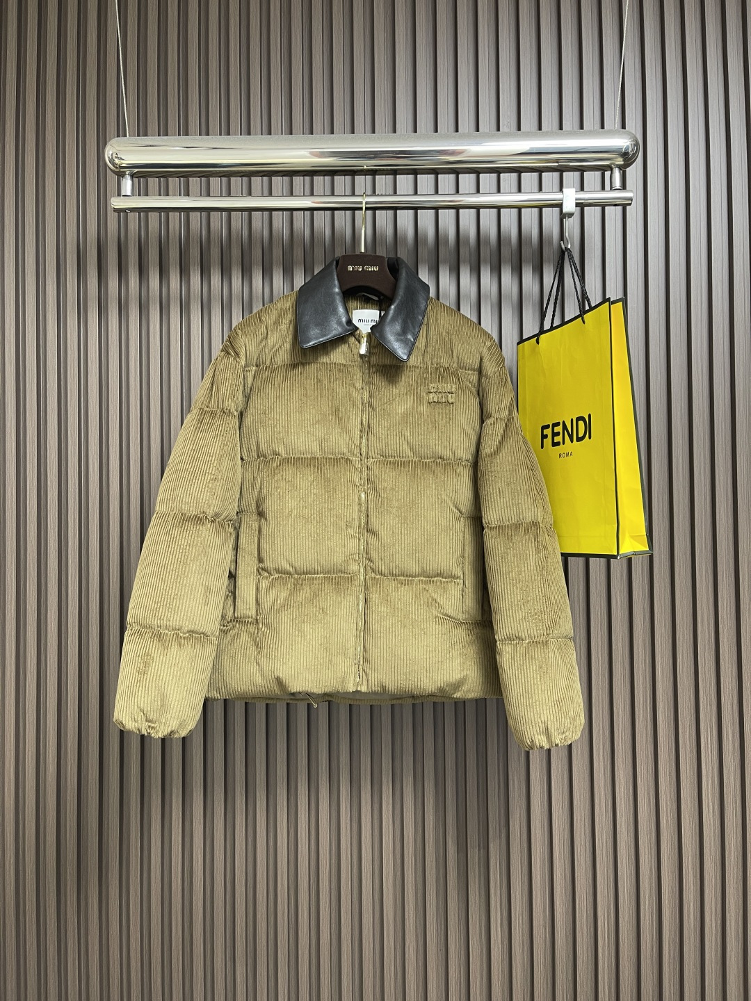 NO:546960,miumiu 2025ss new style logo patch embroidered lettering leather collar down jacket, cow leather with velvet material, warm and fashionable easily ~ Exclusively customized imported yb90 national standard filled white goose down material, bread loaf shape, age-reducing and fashionable!  Hem elastic adjustment design. Size 46-52,,miumiu,jackets & coats,down jacket,cowhide,alexander wang19860909miumiu 2025ss新款 徽标贴布绣字母皮领羽绒服外套,牛皮革搭配天鹅绒材质、保暖与时髦轻松兼顾～独家定制进口yb90国标填充白鹅绒材质,面包条格造型,减龄又时尚！下摆松紧调节设计.尺码46-52,,miumiu,jackets & coats,down jacket,cowhide,alexander wang,Men's clothing