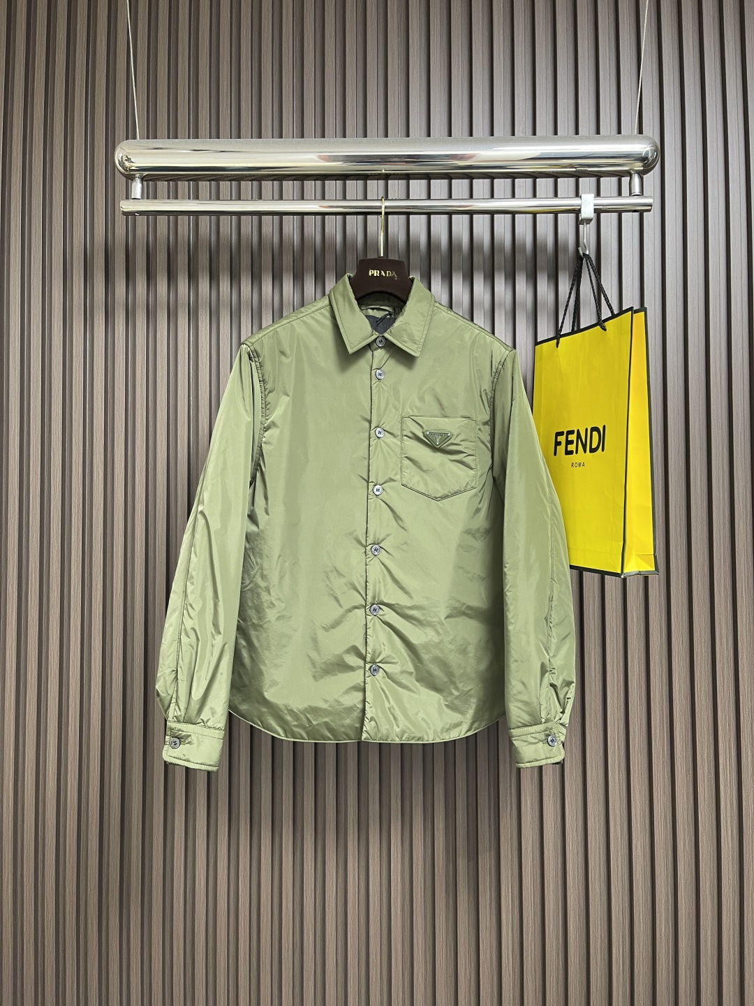 NO:563661,Prada  The triangle logo nylon shirt is made of the brand's iconic regenerated nylon fabric, which has the same performance as traditional nylon and has high strength, tear resistance, abrasion resistance and other properties. It is light in texture and has waterproof function suitable for various scene needs. It is anti-wrinkle and quick-drying and is easy to care for and maintain on a daily basis. The collar, cuffs and hem are carefully cut and sewn to ensure  The whole piece looks exquisite and stylish. It is cleverly integrated into the iconic triangle design to enhance the brand's recognition. Prada not only focuses on beautiful design, but also emphasizes practicality, ensuring that the wearer can feel warm and comfortable while enjoying fashion. Sizes S-XL,, prada, prada, shirts, alexander  wang19860909Prada 三角标识尼龙衬衫,选用品牌标志性的再生尼龙面料,与传统尼龙性能相当,具备高强度,抗撕裂,耐磨损等特性.其质地轻盈,同时又具备防水功能适合多场景需求.抗皱,快干的特点也易于日常打理维护.领口、袖口和下摆都经过精心剪裁与缝制,确保整件看起来精致而有型.巧妙地融入标志性的三角标设计,提升品牌的辨识度.普拉达不仅注重美观设计,更强调实用性,确保穿着者在享受时尚的同时也能感受到温暖与舒适.尺码S-XL,,prada,prada,shirts,alexander wang,Men's clothing