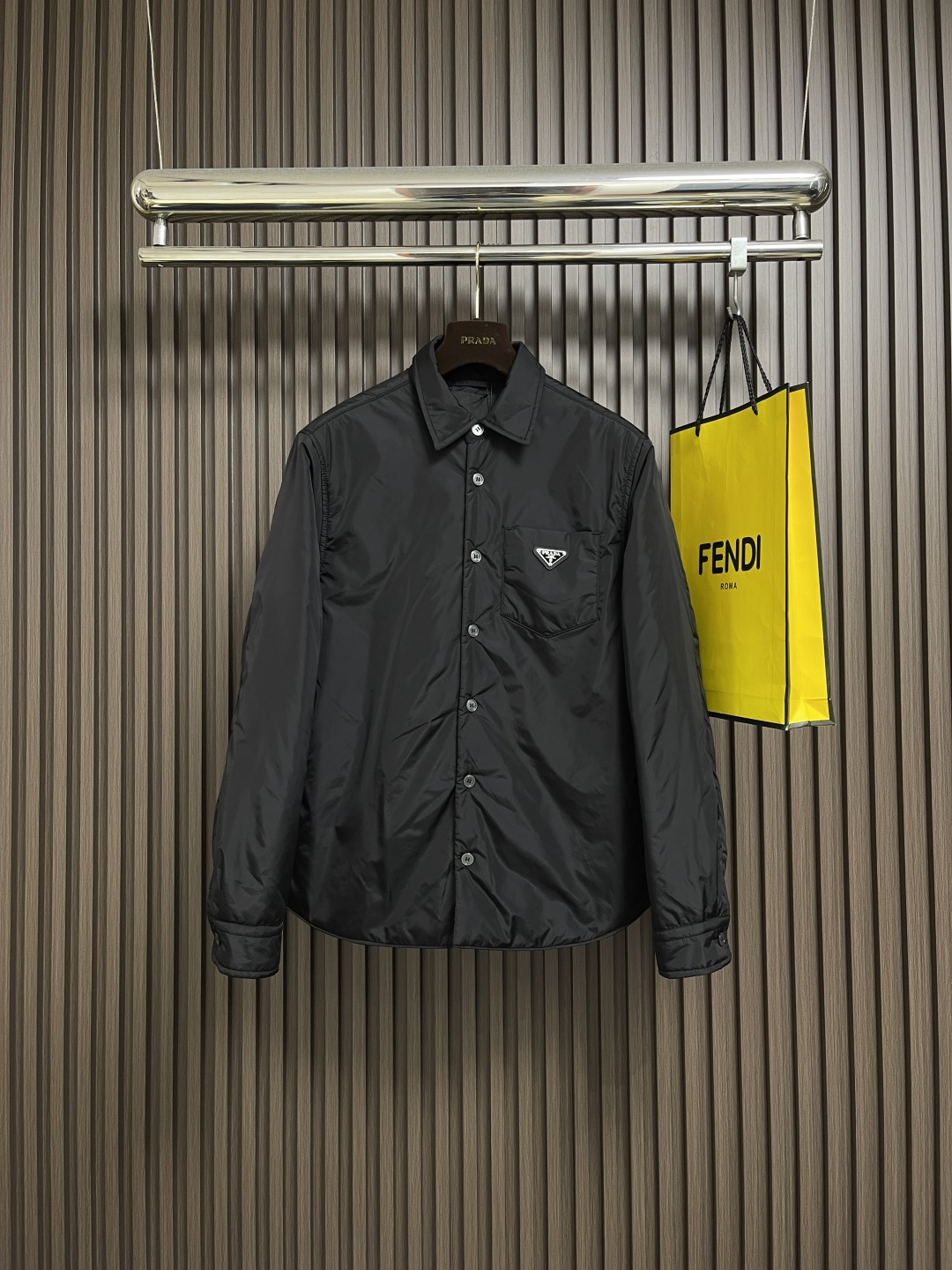 NO:660956,Prada  The triangle logo nylon shirt is made of the brand's iconic regenerated nylon fabric, which has the same performance as traditional nylon and has high strength, tear resistance, abrasion resistance and other properties. It is light in texture and has waterproof function suitable for various scene needs. It is anti-wrinkle and quick-drying and is easy to care for and maintain on a daily basis. The collar, cuffs and hem are carefully cut and sewn to ensure  The whole piece looks exquisite and stylish. It is cleverly integrated into the iconic triangle design to enhance the brand's recognition. Prada not only focuses on beautiful design, but also emphasizes practicality, ensuring that the wearer can feel warm and comfortable while enjoying fashion. Sizes S-XL,, prada, prada, shirts, alexander  wang19860909Prada 三角标识尼龙衬衫,选用品牌标志性的再生尼龙面料,与传统尼龙性能相当,具备高强度,抗撕裂,耐磨损等特性.其质地轻盈,同时又具备防水功能适合多场景需求.抗皱,快干的特点也易于日常打理维护.领口、袖口和下摆都经过精心剪裁与缝制,确保整件看起来精致而有型.巧妙地融入标志性的三角标设计,提升品牌的辨识度.普拉达不仅注重美观设计,更强调实用性,确保穿着者在享受时尚的同时也能感受到温暖与舒适.尺码S-XL,,prada,prada,shirts, ,Men's clothing