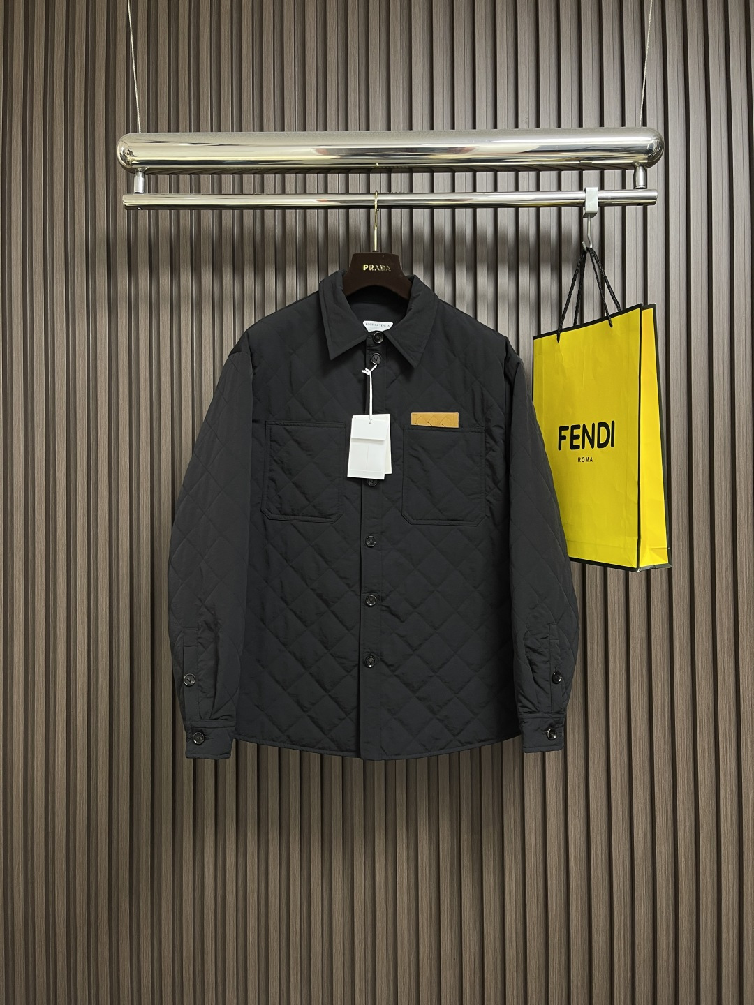 NO:563664,BOTTAGE VENETA B.V.   The cotton jacket with pocket logo patches is made of a blend of 79% cotton and 21% nylon. The high cotton content ensures that the fabric is skin-friendly, soft and breathable. The addition of nylon acts as a 'skeleton', which is strong, wear-resistant, anti-wrinkle and not easy to deform, making up for the unfavorable characteristics of cotton such as easy shrinkage and wrinkles. Through the perfect blending ratio and excellent weaving, it presents a low-key sense of luxury. Through the computerized quilting machine of the center seam heavy industry  The system defines the size, angle, and row spacing of the rhombus, stacks and fixes the surface fabric and cotton layers together, and accurately adjusts the tension, speed, and stitches of the machine. After the operation, each rhombus grid is formed with a completely consistent concave and convex three-dimensional pattern. Selected lambskin is cut into slender leather strips and crisscrossed together to form woven leather details that are decorated on the chest patch pockets to enhance visual beauty and layering. Sizes 46-52, Bottega   veneta,bottega veneta,jackets & coats,sheepskin,alexander wang19860909BOTTAGE VENETA BV 口袋标识贴饰棉服外套,面料选用79％棉和21％锦纶混纺而成,高棉含量保证了面料亲肤、柔软、透气等优良特性.锦纶的加入起到了'骨架'的作用,强度高、耐磨、抗皱且不易变形,弥补了棉易缩水,起皱等不良特性.通过完美的混纺比例和精良的织法,呈现出一种低调的奢华感.通过中缝重工绗缝机电脑系统定义菱形大小、角度、行列间距,将表布、棉层叠放固定在一起,精确调整机器的张力、速度和针脚,作业之后形成每一个菱形格完全一致的凹凸立体图案.精选小羊皮切割成细长皮条纵横交错地编织在一起,形成的编织皮革细节饰于胸贴袋口之上,强化视觉美感和层次感.尺码46-52,,bottega veneta,bottega veneta,jackets & coats,sheepskin,alexander wang,Men's clothing