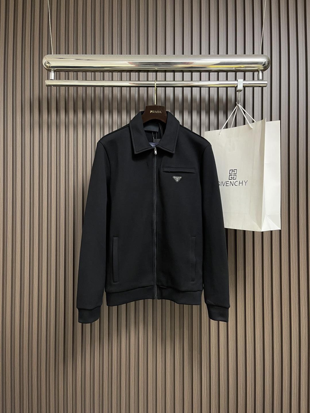 NO:550383,PRADA nylon mercerated roman fabric zipper jacket, the fabric is made of 380 grams mercerated double-sided. The fabric is soft and has high density. High-density fabric can effectively increase warmth. It can be worn outside and matched inside. The inner pocket is made of 26 cool cotton cotton surfaces. The zipper uses original No. 3 puller, and the puller uses retro electroplating effect, which will show different effects under different lights. The puller uses nylon glue dragon. The whole piece has 4 zippers. The leather logo is made of top layer cowhide double-layer composite, and the face is laser-plated to create the brand's iconic logo. This short presents a simple sporty silhouette. The body is characterized by square cut and stand collar, and is decorated with an iconic enameled metal triangle logo. Loose style long sleeve stand collar.  Cut the hem directly.  Zipper opening and closing.  Size 46-52, prada, jackets & coats,cowhide,alexander wang19860909PRADA 尼龙丝光拼接罗马面料拉链外套,面料采用380克丝光双面,该款面料偏柔软,密度高,高密度面料可有效增加保暖性.可外穿和内搭.内侧口袋旁里料采用26支爽棉光棉面.拉链采用原版3号拉头,拉头采用复古电镀效果,不同光线下会呈现出不同效果.拉牙采用尼龙胶龙.整件带有4条拉链.皮标采用头层牛皮双层复合,面部激光电镀出品牌标志性LOGO.此款短呈现运动风格的简洁廓形.衣身以方形剪裁和立领为特色,并装饰标志性的涂珐琅金属三角形徽标.宽松版型长袖立领．直裁下摆．拉链开合．尺码46-52,,prada,jackets & coats,cowhide,alexander wang,Men's clothing