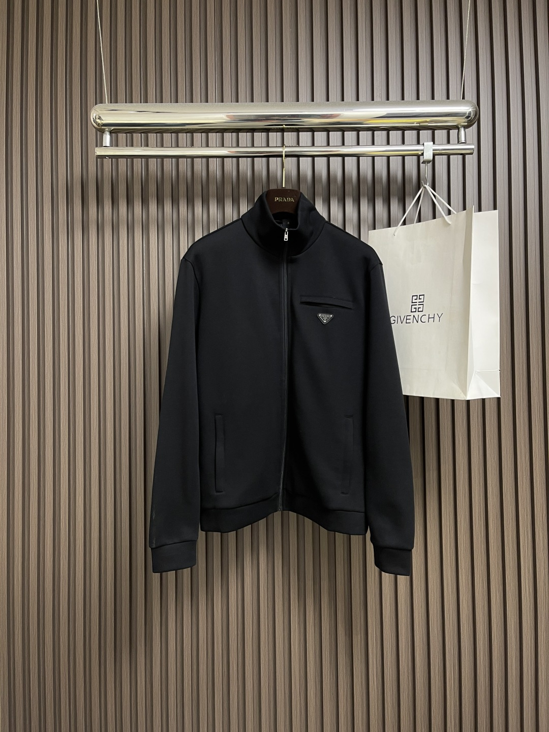 NO:546931,Prada nylon mercerated roman fabric zipper jacket, with 380g mercerated double-sided fabric. The fabric is soft and has high density. High-density fabric can effectively increase warmth. It can be worn outside and matched inside. The inner pocket side lining is made of 26 cool cotton cotton surfaces. The zipper uses original No. 3 puller, and the puller uses retro electroplating effect, which will show different effects under different lights. The puller uses nylon glue dragon. The whole piece has 4 zippers. The leather mark uses a top layer of cowhide double-layer composite, and the face is laser-plated to produce the brand's iconic LOGO. Size 46-52,,prada, jackets & coats,cowhide,alexander wang19860909prada 尼龙丝光拼接罗马面料拉链外套,采用380克丝光双面,该款面料偏柔软,密度高,高密度面料可有效增加保暖性.可外穿和内搭.内侧口袋旁里料采用26支爽棉光棉面.拉链采用原版3号拉头,拉头采用复古电镀效果,不同光线下会呈现出不同效果.拉牙采用尼龙胶龙.整件带有4条拉链.皮标采用头层牛皮双层复合,面部激光电镀出品牌标志性LOGO.尺码46-52,,prada,jackets & coats,cowhide,alexander wang,Men's clothing