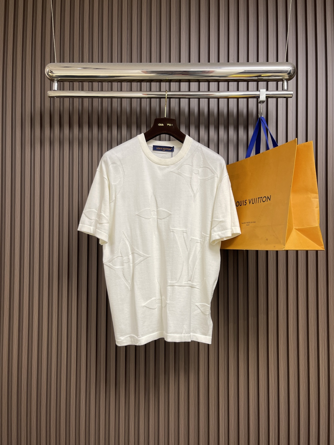 NO:546898,LV 2025FW embossed jacquard knitted round neck short-sleeved T-shirt, heavy industry positioning three-dimensional inlay technology throughout the fashionable and high-end sense!  Swiss woven positioning inlay craftsmanship, sporty style for men and women!  The classic wide version is fashionable and high-end!  Size S-XL, louis vuitton, T-shirt,tees, t-shirt,alexander wang19860909LV 2025FW 压花提花针织圆领短袖T恤,重工定位立体嵌花工艺贯穿时髦高级感！瑞士机织定位嵌花工艺, 运动气息男女同款！经典宽版版型时髦又高级！尺码S-XL,,louis vuitton,T-shirt,tees，t-shirt,alexander wang,Men's clothing