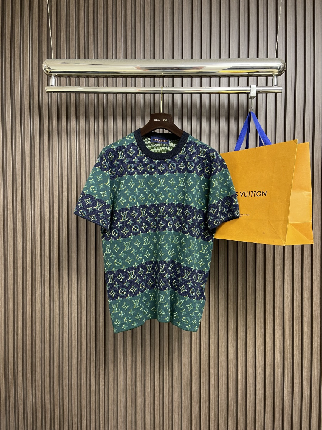 NO:546880,LV 2025ss contrasting color jacquard knitted round neck T-shirt, this short-sleeved round neck shirt uses a full Monogram Heritage pattern to trace the baseball theme, which can inject academy atmosphere into daily shapes. Contrasting horizontal stripes incorporate trompe 3D effects Monogram elements, exquisite jacquard craftsmanship interprets traditional sports style. Size S-XL,,louis vuitton, T-shirt,tees, t-shirt,alexander wang19860909LV 2025ss撞色提花针织圆领T恤,本款短袖圆领衫以全幅 Monogram Heritage 图案回溯棒球主题,可为日常造型注入学院气息.撞色横向条纹融入错视 3D 效果 Monogram元素,精湛提花工艺演绎传统运动风尚.尺码S-XL,,louis vuitton,T-shirt,tees，t-shirt,alexander wang,Men's clothing