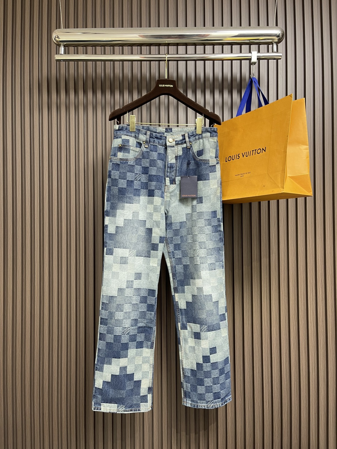 NO:563655,LV checkerboard mosaic denim trousers, the gradient mosaic plaid fabric is developed as it is. The jacquard lettering on the denim is restored. The minimum order quantity for the pearl hardware laser engraving logo is 6w. The cost of a single pearl button is RMB. The details are perfectly processed. After the garment is made, the enzyme soaking and washing process makes the denim slightly yellow and show traces of time. Finally, the buttons are manually fastened. Machine equipment cannot be used for buckling because the button material is pearl. The scrap rate of machine buckling is 40  The 13 pearl buttons on the whole body are all hand-pinned. It is a work of art that cannot be copied and pays tribute to Fei Dong. The overall wiring is straight and delicate, the fabric is comfortable and soft, and the color is consistent without color difference. It can be matched with the same style to create a fashionable look and control various occasions. Customized accessories, complete with three standards, same style for men and women. Sizes 28-30-32-34-36, louis vuitton, alexander wang19860909LV 棋盘格马赛克牛仔长裤,原样开发渐变马赛克格子面料 牛仔上字母提花还原 珍珠五金镭射刻字logo起订量6w颗 单颗珍珠扣子成本rmb 细节处理完美 成衣后作酵素浸泡洗水工艺使牛仔布微微泛黄呈现时间痕迹 最后采用手工钉扣 不能使用机器设备打扣 因为扣子材料是珍珠 机器打扣报废率40 全身上下13颗珍珠扣均为手工钉扣 不可复制的艺术品 致敬菲董.整体走线平直细腻,面料舒适柔软,颜色一致无色差 能与同款搭配营造时尚造型,驾驭各种场合,定制辅料,三标齐全,男女同款.尺码28-30-32-34-36,,louis vuitton,alexander wang,Men's clothing