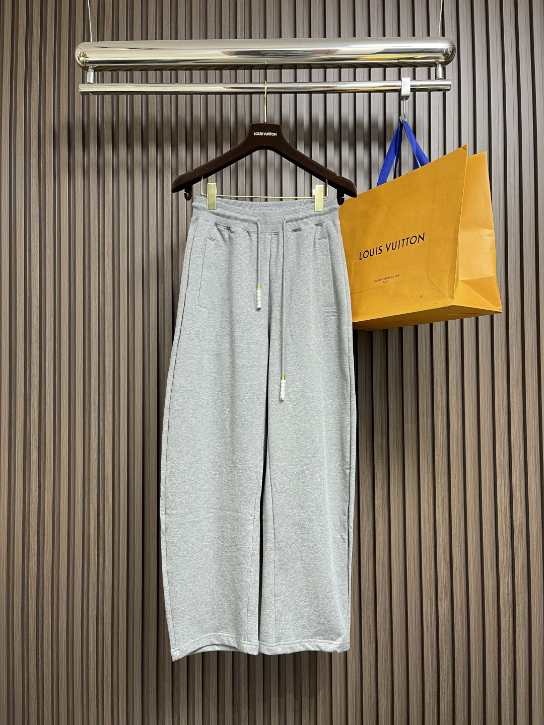 NO:546911,Tops, pants, LV 2025ss autumn and winter new zippered hooded sweatshirt and sweatpants casual set. Custom imported customer-supplied fabric!  Customized original hardware accessories, letter logo!  Iconic brand elements, heavy craftsmanship production, three-dimensional tailoring, slim and customized version, and the upper body effect is very good!  The fabric is comfortable and soft to the touch, allowing you to be casual and fashionable and perfectly combine!  Complete three standards. Size M-XXL, louis vuitton, hoodie, sweatshirts, hats, alexander wang19860909上衣 裤子 LV 2025ss秋冬新款拉链连帽卫衣卫裤休闲套装.定制进口客供面料！原版五金辅料定制,字母logo标志！标志性品牌元素,重工艺制作,立体剪裁,修身定制版型,上身效果非常赞！面料舒适手感柔软,让你休闲时尚于潮流完美结合！三标齐全.尺码M-XXL,,louis vuitton,hoodie,sweatshirts,hats,alexander wang,Men's clothing