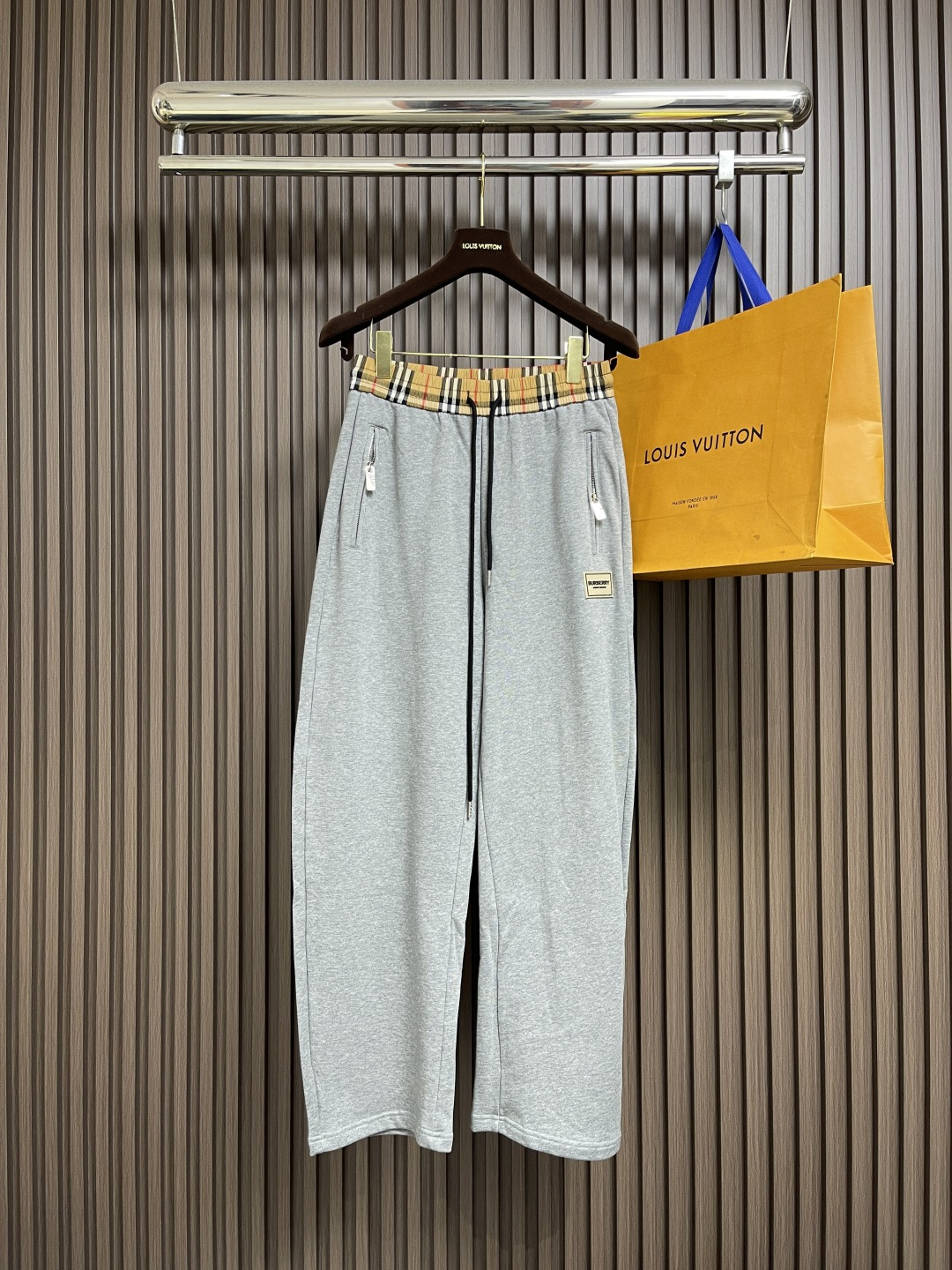 NO:546904,Tops, pants, Burberry Cotton Warriors and Wear Pants Set, made of thick flat cotton fabric. Cotton fiber is a natural material, with high density making it durable, warm, washable and wearable, and not easy to deform. The overall cut is relatively loose, and the use of two-way zipper opening and closing is easy to put on and take off, increasing the practicality and flexibility of clothes. The drawstring hood can adjust the elasticity and tightness, enhancing the comfort and warmth of wearing. The cylindrical hat rope head can more conveniently adjust the elasticity of the hat, and also adds beauty.  There are storage pockets directly below the left and right of the clothes. The top of the pocket can be better fixed by using thread pressing technology. The edges are knotted, and the shoulders are decorated with Bur War Horse Knight logo decals, which are both beautiful and durable, and can also enhance brand recognition. The cuffs and hem are decorated with threaded knitting, and are made of a double-needle knitting machine to form a unique concave and convex texture, which makes it excellent elasticity and ductility, and adds three-dimensionality and structure. Sizes M-XXL, burberry, hoodie, sweatshirts, hats, alexander wang19860909上衣 裤子 Burberry 棉质战马卫衣卫裤套装,选用厚质平织棉面料打造,棉纤维是天然材料,密度高使其兼具耐用性,保暖性,耐洗耐穿,不易变形.整体裁剪较为宽松,使用双向拉链开合,方便穿脱,增加了衣物的实用性和灵活性,抽绳式连帽可调节松紧,增强穿着的舒适性和保暖性,圆柱形帽绳头能更方便的调节帽子松紧,也增添了美感 衣物正下方左右带有收纳口袋,口袋上方采用压线工艺能做更好的固定,边缘处均做了套结,肩位处饰有bur战马骑士徽标贴花,既美观又具有耐用性,同时也能提升品牌辨识度.袖口和下摆处都采用了螺纹针织装饰,通过双针床针织机编制而成,形成独特的凹凸纹理,使其具有出色的弹性和延展性,增加了立体感和结构感.尺码M-XXL,,burberry,hoodie,sweatshirts,hats,alexander wang,Men's clothing