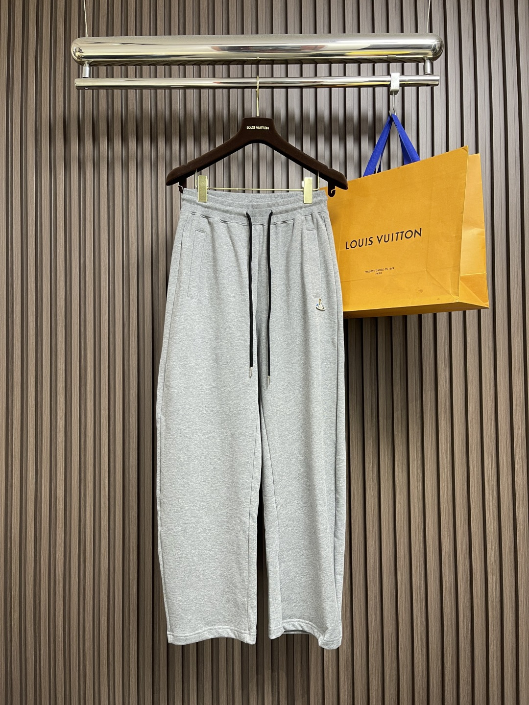 NO:563652,Tops and pants vivienne west wood Vivienne heavy industry printed letter hooded sweatshirt and sweatpants suit, classic printed little Saturn, simple and elegant, full of design, the overall design looks cool and futuristic, and can be easily matched with various clothes, and can be easily oversized for daily wear  The silhouette can accommodate various body types. It is a classic and easy-to-wear fashionable item. Quality control must include a series of environmentally friendly dyeing. The quality is stable and the texture is delicate, soft and comfortable. It is full of vitality and never picks people. The loose three-dimensional version continues the classic, casual and fashionable feeling. The color is super beautiful!  Large version, same style for men and women. Sizes S-XL, versace, hoodie, sweatshirts, hats, alexander wang19860909上衣裤子 vivienne west wood 西太后 薇薇安 重工印花字母连帽卫衣卫裤套装,经典印花小土星,简约大气,设计感满满,设计整体看起来酷酷的,未来感十足,也能够轻松搭配各种衣服,日常穿搭毫不费力oversize 廓形能够容纳各种身材,经典好穿,时髦单品,品质控必入系列环保染色,品质稳定质地细腻,柔软舒适,活力满满的从不挑人剪裁宽松立体版型延续经典随意时髦感与生俱来颜色超美！大版型,男女同款.尺码S-XL,,versace,hoodie,sweatshirts,hats,alexander wang,Men's clothing