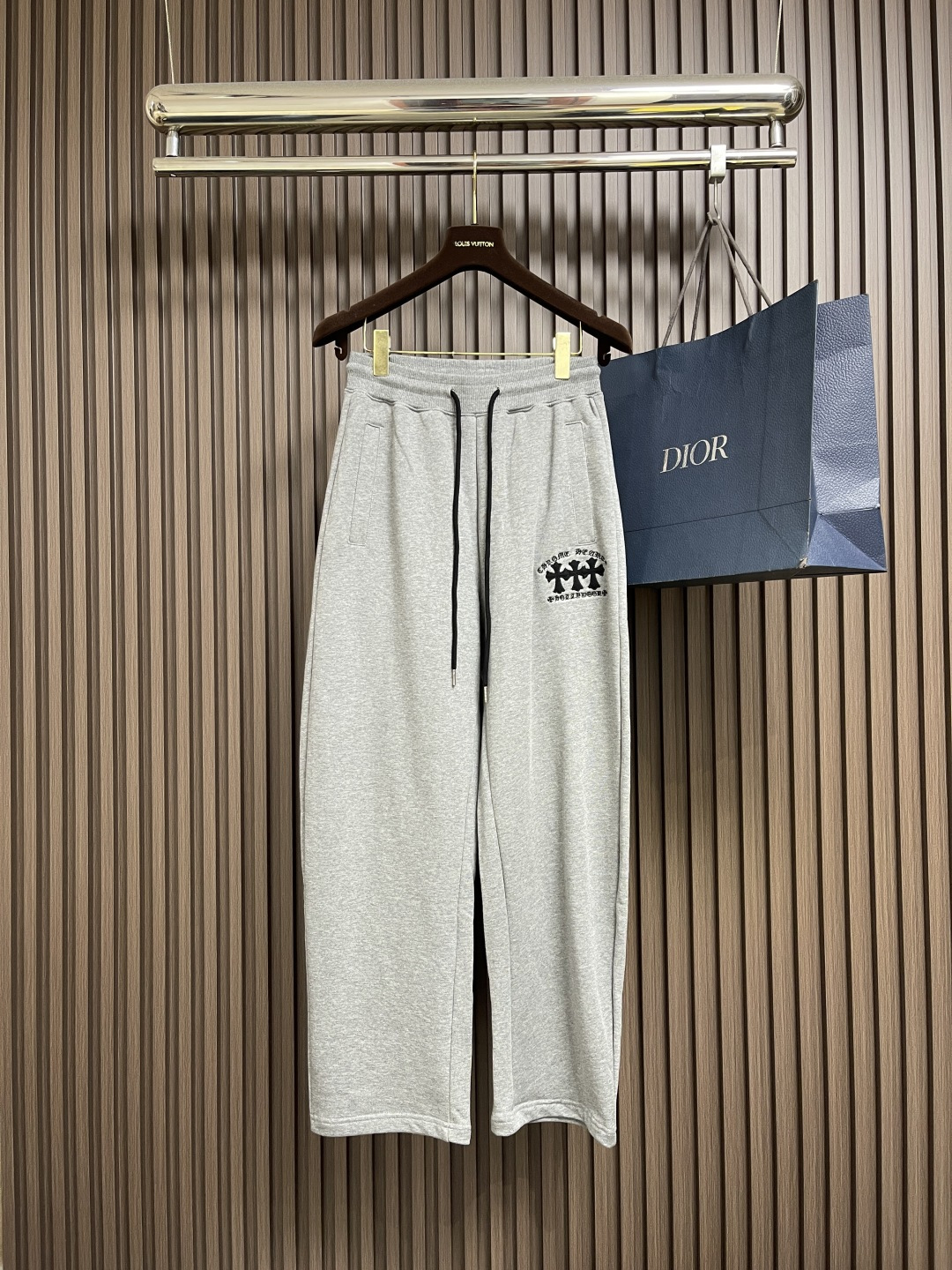 NO:550401,Tops, pants, CH, Croxin Cross Flower Logo Series Zipper Hooded Sweater Pants Set, Sweater Cross Flower Design, Japanese imported terry jacquard cotton material, the thickness and texture are randomly compared... The fabric is so the car cable machines used are all top German products, one with 7 digits, and the wiring is super neat!  !  !  Customer supplies original hardware, both positive and negative, beautiful. Size S-XL, chrome hearts, hoodie, sweatshirts, hats, alexander wang19860909上衣 裤子 CH 克罗心十字花标识系列拉链连帽卫衣卫裤套装,卫衣十字花设计,日本进口毛圈提花棉料,厚度和质感随意对比....面料质感到位,所以用的车线机都是德国顶级货,一台7位数,走线超级整齐！！！ 客供原厂五金,正反都无敌漂亮.尺码S-XL,,chrome hearts,hoodie,sweatshirts,hats,alexander wang,Men's clothing