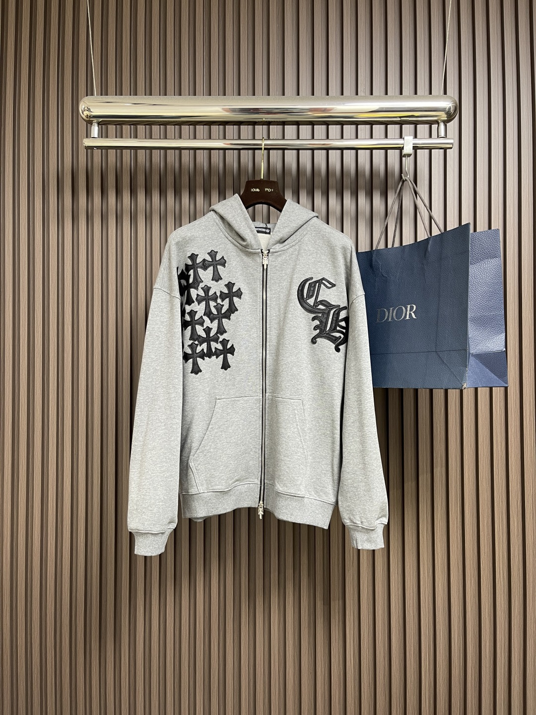 NO:660954,Tops and pants CH Chrome Hearts 2025SS new autumn and winter hooded zipper sweatshirt straight pants suit, full of high-end feel!  The details are exquisite and high-end, and the workmanship is impeccable!  The imported fabrics and leather embroidery are three-dimensional and exquisite. The original high-end double-sided jersey fabric is very high-end!  Original zipper!  The fabric is stiff, wrinkle-resistant and wear-resistant, moisture-absorbent, quick-drying and breathable, neat and stylish. Sizes S-XL,,chrome hearts,chrome hearts,hoodie,sweatshirts,hats, 19860909上衣裤子 chrome hearts CH克罗心2025SS秋冬新款连帽拉链卫衣直筒裤套装,高级感满满！细节精致高档,做工无可挑剔！进口面料 拼皮刺绣立体精致细腻.原版高端双面平纹针织面料很显高级！原版拉链！面料挺括抗皱耐磨,吸湿速干透气,利落有型.尺码S-XL,,chrome hearts,chrome hearts,hoodie,sweatshirts,hats, ,Men's clothing