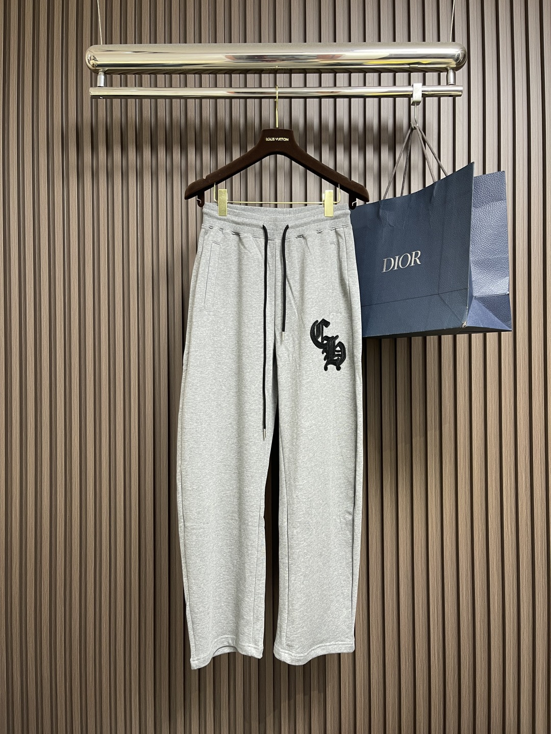 NO:550398,Tops and pants chrome hearts CH 2025SS Autumn and Winter New Hooded Zipper Sweatshirt Straight Pants Set, full of high-end feel!  The details are exquisite and high-end, and the workmanship is impeccable!  Imported fabrics, leather embroidery, three-dimensional, exquisite and delicate. The original high-end double-sided jersey fabric is very high-end!  Original zipper!  The fabric is crisp, wrinkle-resistant, wear-resistant, moisture absorption, quick drying and breathable, neat and stylish. Size S-XL, Chrome hearts, chrome hearts, hoodie, sweatshirts, hats, alexander wang19860909上衣裤子 chrome hearts CH克罗心2025SS秋冬新款连帽拉链卫衣直筒裤套装,高级感满满！细节精致高档,做工无可挑剔！进口面料 拼皮刺绣立体精致细腻.原版高端双面平纹针织面料很显高级！原版拉链！面料挺括抗皱耐磨,吸湿速干透气,利落有型.尺码S-XL,,chrome hearts,chrome hearts,hoodie,sweatshirts,hats,alexander wang,Men's clothing
