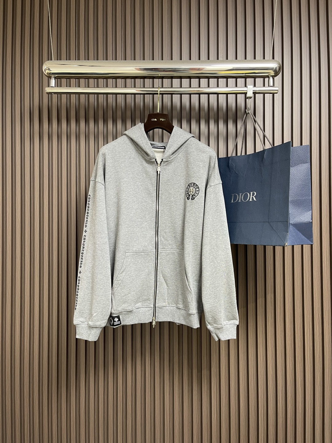 NO:563669,Tops and pants CH Croix heart cross pattern logo series zipper hooded sweatshirt and sweatpants suit, sweatshirt cross pattern design, Japanese imported terry jacquard cotton material, thickness and texture can be compared at will... The fabric texture is in place, so the sewing machines used are top-notch German goods, a 7-digit machine, and the wiring is super neat!  !  !  Original hardware provided by customer, both front and back are incomparably beautiful. Sizes S-XL, chrome hearts, hoodie, sweatshirts, hats, alexander wang19860909上衣裤子 CH 克罗心十字花标识系列拉链连帽卫衣卫裤套装,卫衣十字花设计,日本进口毛圈提花棉料,厚度和质感随意对比....面料质感到位,所以用的车线机都是德国顶级货,一台7位数,走线超级整齐！！！ 客供原厂五金,正反都无敌漂亮.尺码S-XL,,chrome hearts,hoodie,sweatshirts,hats,alexander wang,Men's clothing