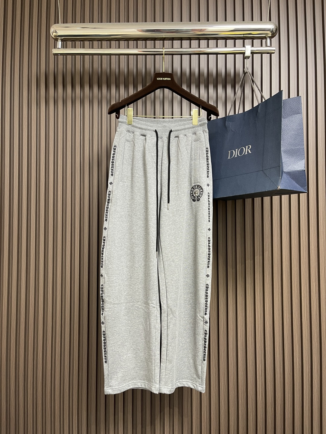 NO:660959,Tops and pants CH Croix heart cross pattern logo series zipper hooded sweatshirt and sweatpants suit, sweatshirt cross pattern design, Japanese imported terry jacquard cotton material, thickness and texture can be compared at will... The fabric texture is in place, so the sewing machines used are top-notch German goods, a 7-digit machine, and the wiring is super neat!  !  !  Original hardware provided by customer, both front and back are incomparably beautiful. Sizes S-XL, chrome hearts, hoodie, sweatshirts, hats,  19860909上衣裤子 CH 克罗心十字花标识系列拉链连帽卫衣卫裤套装,卫衣十字花设计,日本进口毛圈提花棉料,厚度和质感随意对比....面料质感到位,所以用的车线机都是德国顶级货,一台7位数,走线超级整齐！！！ 客供原厂五金,正反都无敌漂亮.尺码S-XL,,chrome hearts,hoodie,sweatshirts,hats, ,Men's clothing