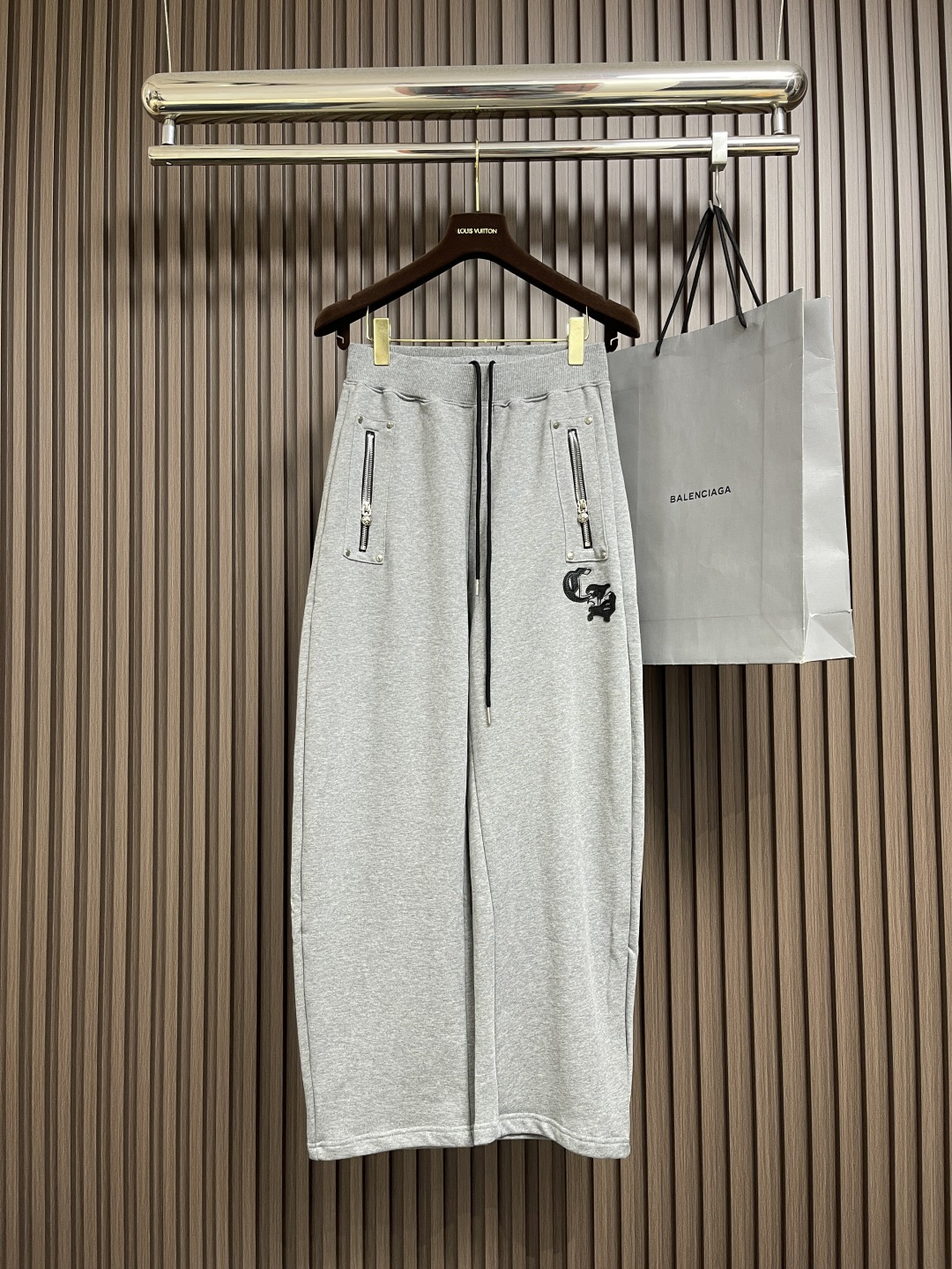 NO:546871,Tops, pants, chrome hearts, CH Croxin 2025SS Autumn and Winter New Hooded Zipper Sweatshirt Straight Pants Set, full of high-end feel!  The details are exquisite and high-end, and the workmanship is impeccable!  Imported fabrics, leather embroidery, three-dimensional, exquisite and delicate. The original high-end double-sided jersey fabric is very high-end!  Original zipper!  The fabric is crisp, wrinkle-resistant, wear-resistant, moisture absorption, quick drying, breathable, neat and stylish. Size M-XXL, chrome hearts, chrome hearts, hoodie, sweatshirts, hats, alexander wang19860909上衣 裤子 chrome hearts CH克罗心2025SS秋冬新款连帽拉链卫衣直筒裤套装,高级感满满！细节精致高档,做工无可挑剔！进口面料 拼皮刺绣立体精致细腻.原版高端双面平纹针织面料很显高级！原版拉链！面料挺括抗皱耐磨,吸湿速干透气,利落有型.尺码M-XXL,,chrome hearts,chrome hearts,hoodie,sweatshirts,hats,alexander wang,Men's clothing