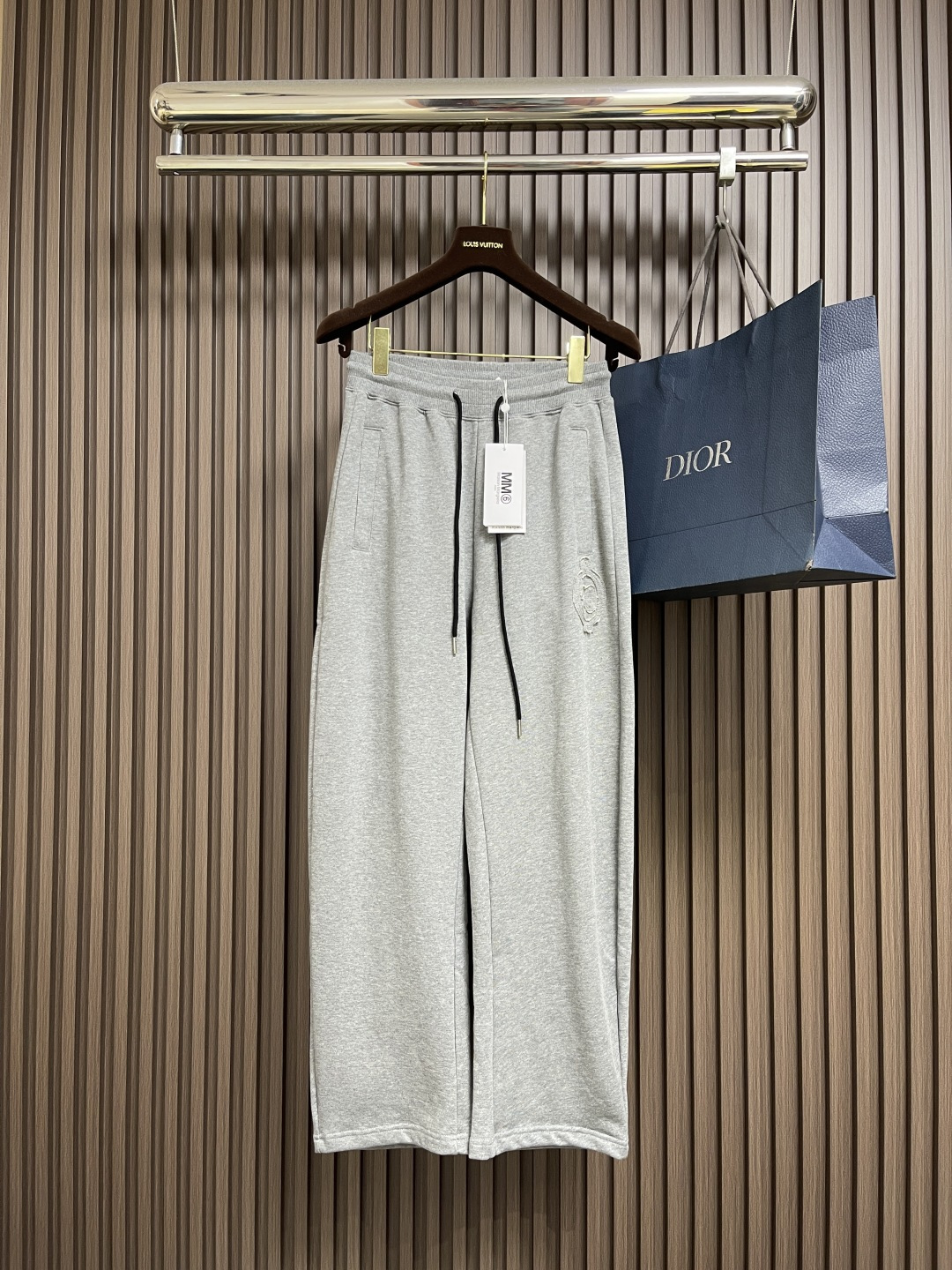 NO:546870,Tops and pants maison margiela MM6 2025fw early autumn new logo logo hooded sweatshirts and trousers set high-end double-strand pure cotton 400g heavy fabric custom tie-up ribbed same cylinder and dyed three-standard complete men and women style. Size M-XXL,,masion margiela,masion margiela,hoodie,sweatshirts,hats,alexander wang19860909上衣裤子 maison margiela 马吉拉 MM6 2025fw早秋新款logo标识连帽卫衣卫裤套装 高端双股纯棉400g重磅面料 定制拉架罗纹同缸同染 三标齐全 男女同款.尺码M-XXL,,masion margiela,masion margiela,hoodie,sweatshirts,hats,alexander wang,Men's clothing