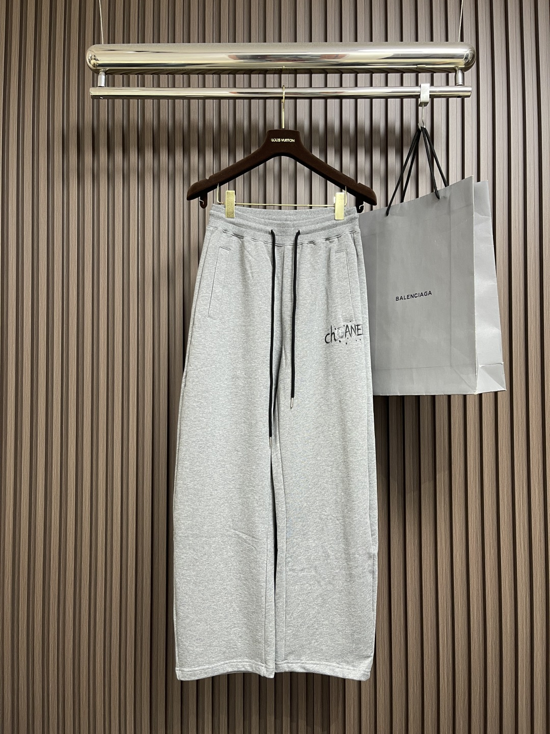 NO:550374,Tops, pants, CHANEL 2025SS early autumn new simple logo graffiti series minimalist letter printed hooded sweatshirts and trousers set, 32 double items. The fabric is grammed with water and grammed with left and right, and the feel is very good, the same style as men and women. Size S-XL, chanel, hoodie, sweatshirts, hats, alexander wang19860909上衣 裤子 CHANEL 2025SS早秋新款简约标识涂鸦系列极简字母印花连帽卫衣卫裤套装,32支双单品.股面料克重洗水后克左右,手感超好,男女同款.尺码S-XL,,chanel,hoodie,sweatshirts,hats,alexander wang,Men's clothing