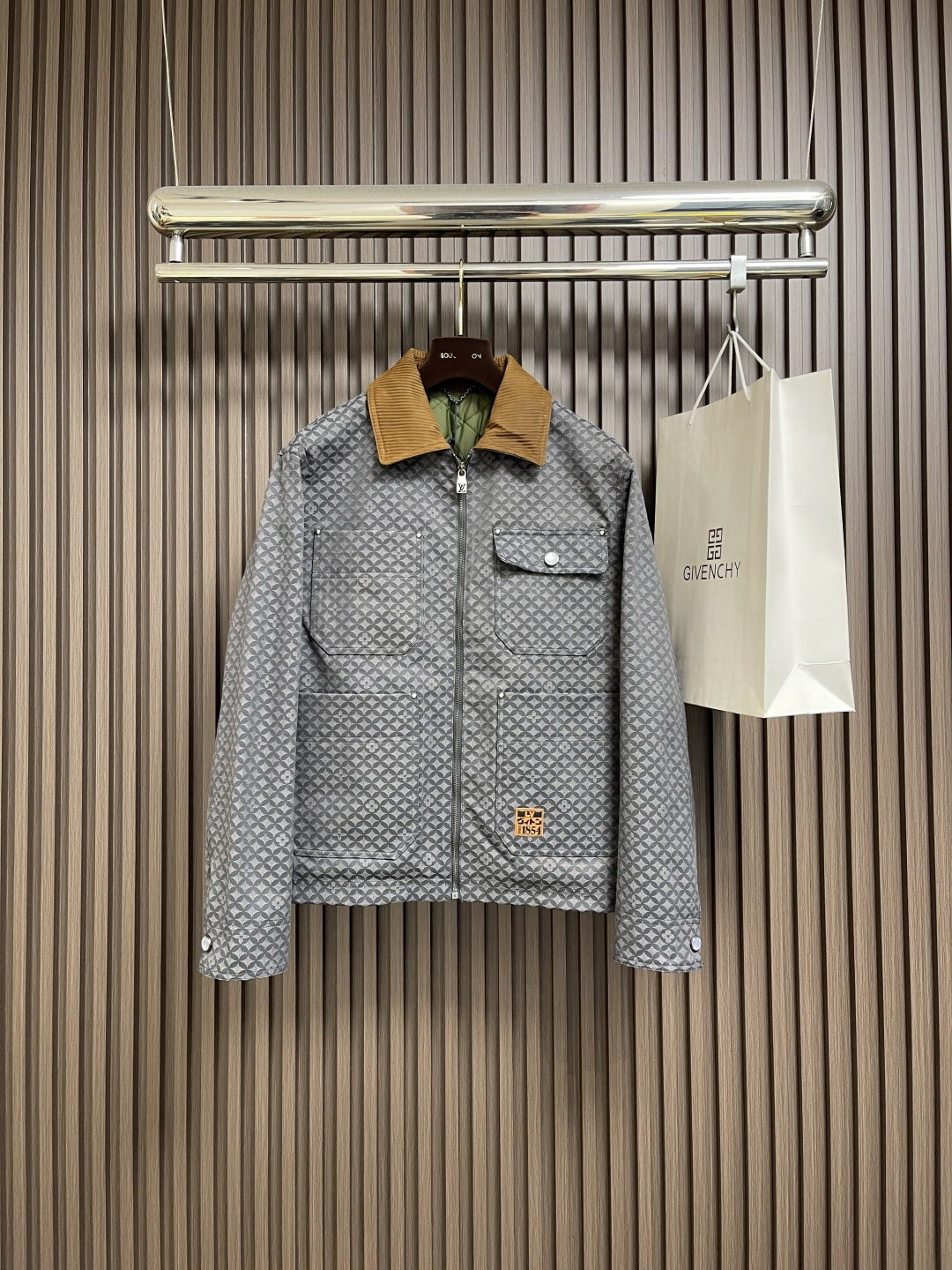 NO:550389,LV nigo co-branded cotton work jacket printed denim jacket, fashion statement of freedom and personality!  When the indigo background meets the jumping floral print, the classic denim jacket is given a new soul. This piece that combines retro and trends, interprets a free and unruly attitude towards life with unique visual language. Each print is a rebellion against mediocrity, and every inch of texture hides the restlessness of youth. Size 46-52,,louis vuitton, jackets & coats,alexander wang19860909LV nigo联名夹棉工装外套印花牛仔衣,自由与个性的时尚宣言！当靛蓝底色邂逅跳跃的花色印花,经典牛仔外套便被赋予了新的灵魂.这件融合了复古与潮流的单品,以独特的视觉语言诠释着自由不羁的生活态度,每一道印花都是对平庸的反叛,每一寸肌理都藏着青春的躁动.尺码46-52,,louis vuitton,jackets & coats,alexander wang,Men's clothing