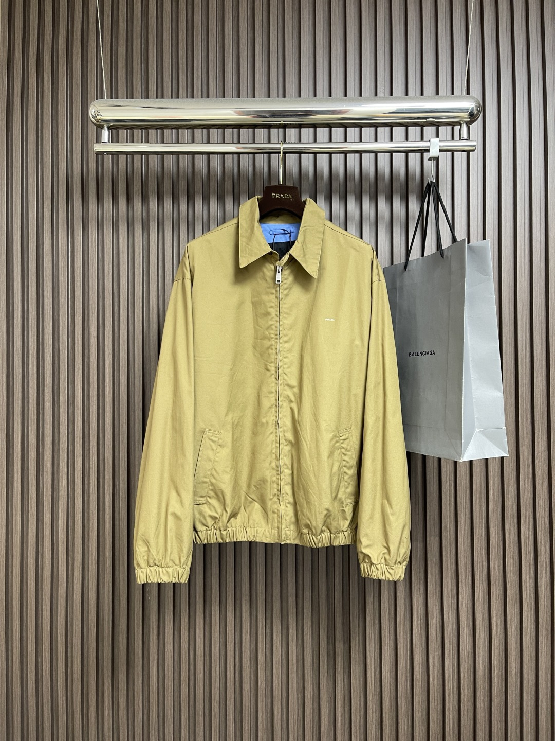 NO:550372,PRADA embroidery logo zipper administrative jacket, with 32 cotton yarns fixed dyeing and woven. This cotton material is made of Xinjiang white cotton, and the original version is dyed 1:1 after the original woven. The same fabric is matched with the same material and the same material is fixed and dyed. The fabric made in two months. The chest embroidery is made of imported embroidery machine, and the effect presents a three-dimensional visual sense. Each letter is clear. The line is lined with phoenix eyes, dates, and bags, etc.... The whole piece of clothing is made in one piece. The zipper is made of electroplating No. 5, the overall line is straight and delicate, the fabric is comfortable and soft, and the color is consistent and has no color difference. It can be matched with the same style to create a fashionable look, control various occasions, customize auxiliary materials, complete three standards, and the same style for men and women!  Size 46-52, prada, jackets & coats,alexander wang19860909PRADA 刺绣标识拉链行政夹克,采用32支棉纱定染定织,该款棉料采用新疆小白棉,原版定织后1:1染色.同面料搭配同料定织定染.耗费两个月做出的面料.胸口刺绣采用进口刺绣机做出,效果呈现出立体视觉感,每一个字母线路明.内衬打凤眼﹣打枣﹣开袋等等……整件衣服单做工就接近30于处.拉链采用电镀5号整体走线平直细腻,面料舒适柔软,颜色一致无色差 能与同款搭配营造时尚造型,驾驭各种场合,定制辅料,三标齐全,男女同款！尺码46-52,,prada,jackets & coats,alexander wang,Men's clothing