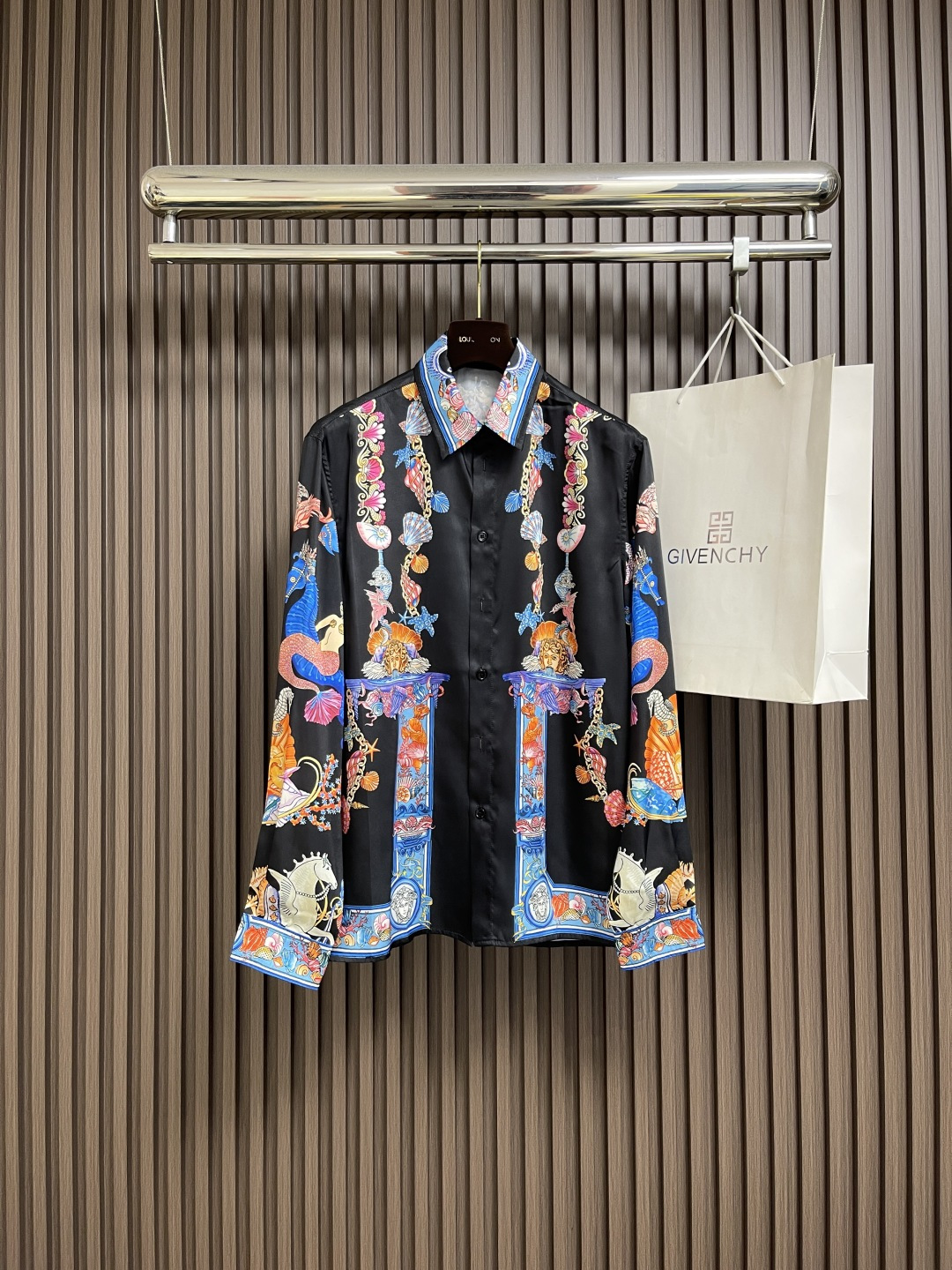 NO:546924,Versace CORAL THEATRE silk long-sleeved shirt, this classic long-sleeved regular-style shirt is carefully crafted from silk twill fabric and decorated with Coral Theatre prints, depicting theatre-filled coral, shell and mermaid with dramatic feel. Exaggerated and playful elements reflect the brand's eclectic artistic taste. Size 46-52, versace, versace, shirts, real silk, alexander wang19860909Versace范思哲 CORAL THEATRE真丝长袖衬衫,这款经典的长袖常规版型衬衫采用真丝斜纹面料精心打造,饰有Coral Theatre印花,描绘了带有充满戏剧感的珊瑚、贝壳和美人鱼,夸张戏谑的元素反映出品牌不拘一格的艺术品味.尺码46-52,,versace,versace,shirts,real silk,alexander wang,Men's clothing