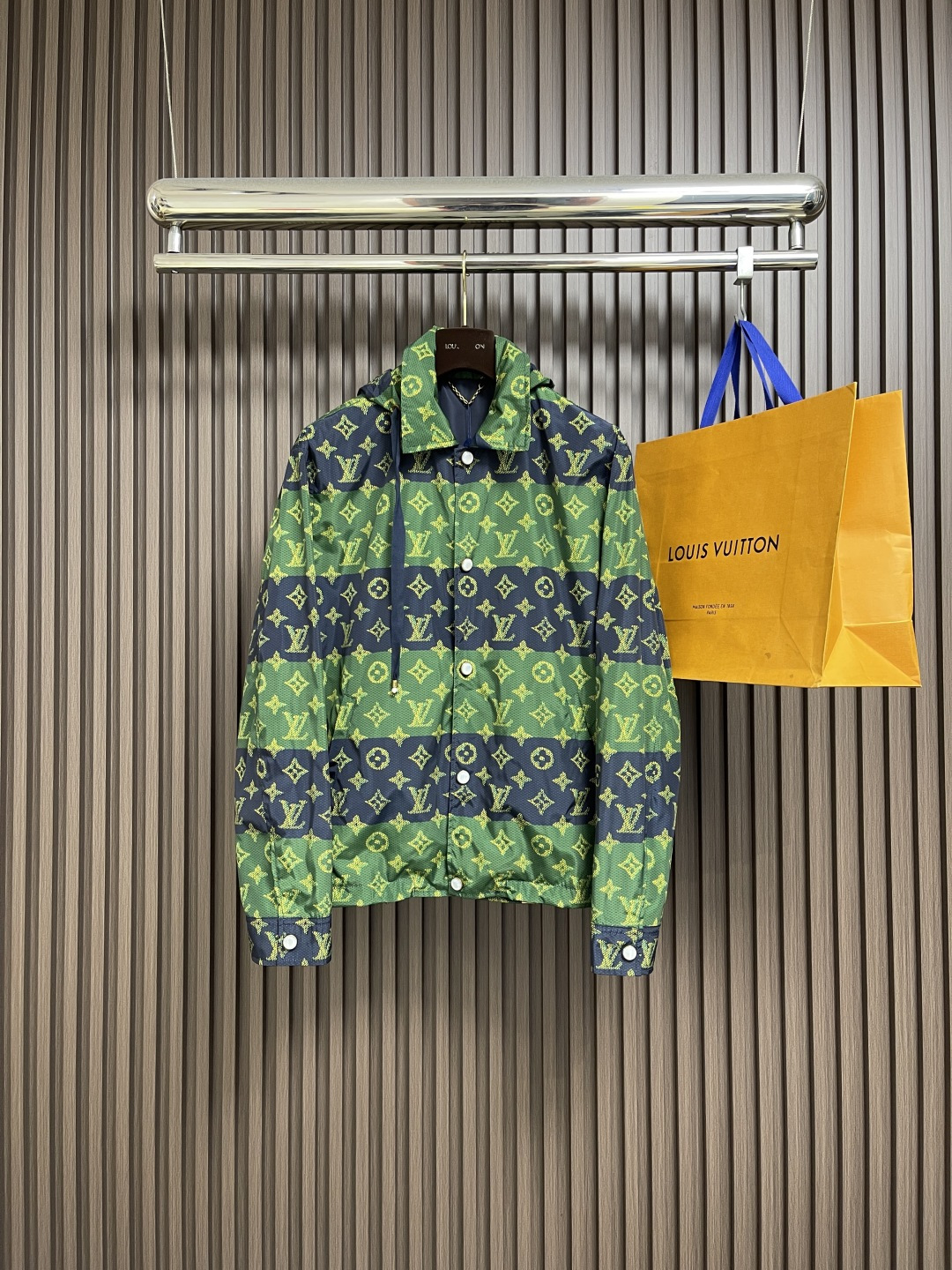 NO:563658,LV 2025SSMONOGRAM Printed Coach Jacket, this hooded coach jacket renders the seasonal Monogram Heritage pattern on technical fabrics, showing the eye-catching collision of colorful horizontal stripes and trompe l'oeil effect Monogram print. The elegant zipper pullers and snap buttons are embellished with pearlescent elements, making the college-style piece as elegant and comfortable as a lightweight windproof jacket. Sizes S-XL, Louis Vuitton, jackets & coats, hats, alexander wang19860909LV 2025SSMONOGRAM 印花教练夹克,本款连帽教练夹克于科技面料之上渲染当季 Monogram Heritage 图案,展现缤纷横条纹与莹泽错视效果 Monogram 印花的瞩目碰撞.考究拉链头和按扣均点缀珠光元素,令学院风格单品宛若轻盈防风夹克般优雅舒适.尺码S-XL,,louis vuitton,jackets & coats,hats,alexander wang,Men's clothing