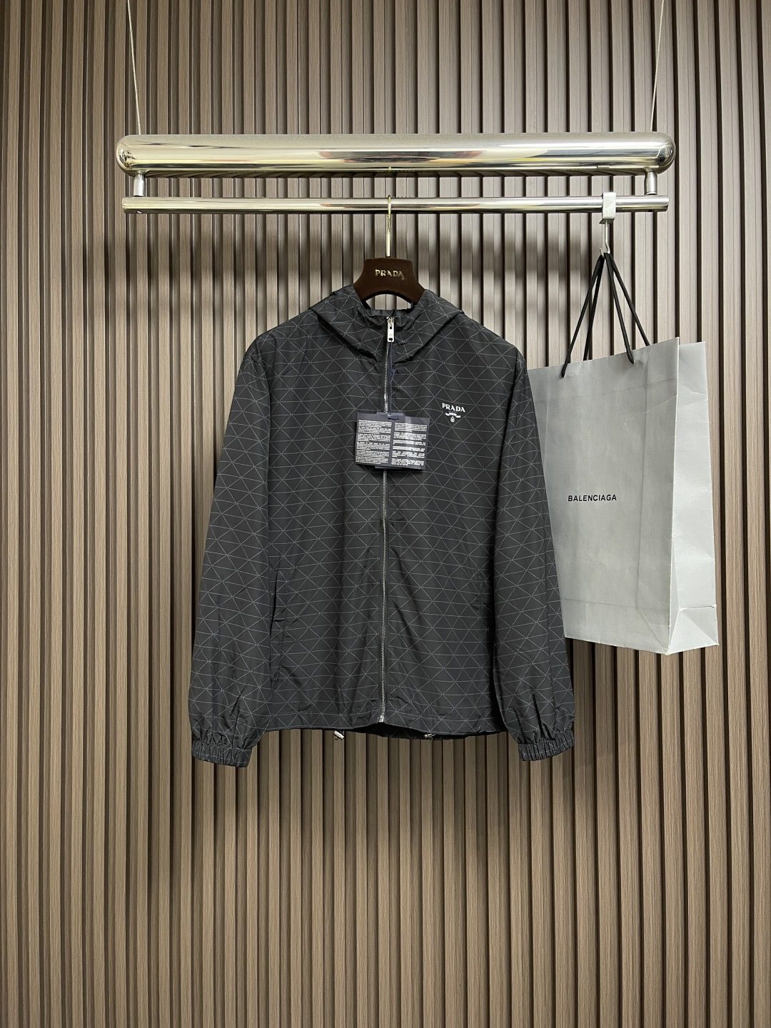 NO:550376,Prada 2025s autumn and winter hooded jacket jacket, selected soft fabrics, as warm and natural as early autumn wheat fields. The splicing cut out three-dimensional outlines at the rotator cuffs is a perfect balance between urban and nature, and the symmetrical pockets on both sides take into account both practicality and aesthetics. This is PRADA's secret handshake gift size S-XL, prada, jackets & coats, jackets & coats, hats, alexander wang19860909Prada 2025s秋冬系列连帽夹克外套,精选柔润面料,如初秋麦田般温暖自然.拼接剪裁在肩袖处勾勒立体轮廓,是都市与自然的完美平衡,两侧对称口袋兼顾实用与美学.这是PRADA给懂行者的秘密握手礼尺码S-XL,,prada,jackets & coats,jackets & coats,hats,alexander wang,Men's clothing