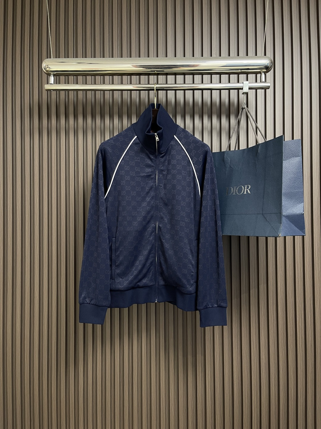 NO:550404,Tops and pants GUCCI dark blue full-print double G jacket trousers set, 2025ss selected ready-to-wear items combine colorful prints with loose silhouettes, perfectly interpreting the bold and uninhibited style of bohemian. This slim fit zipper is craftsmanship with blue knitted jacquard fabric, and the embellished lace piping brings a unique sense of detail. Size S-XL, gucci, jackets & coats, alexander wang19860909上衣裤子 GUCCI 深蓝色满印双G夹克长裤套装,2025ss甄选成衣单品以宽松廓形融汇斑斓印花,完美诠释波西米亚大胆不羁的风情.这款修身版型拉链以蓝色针织提花面料匠心打造,缀饰的镶边滚边带来别致的细节感.尺码S-XL,,gucci,jackets & coats,alexander wang,Men's clothing