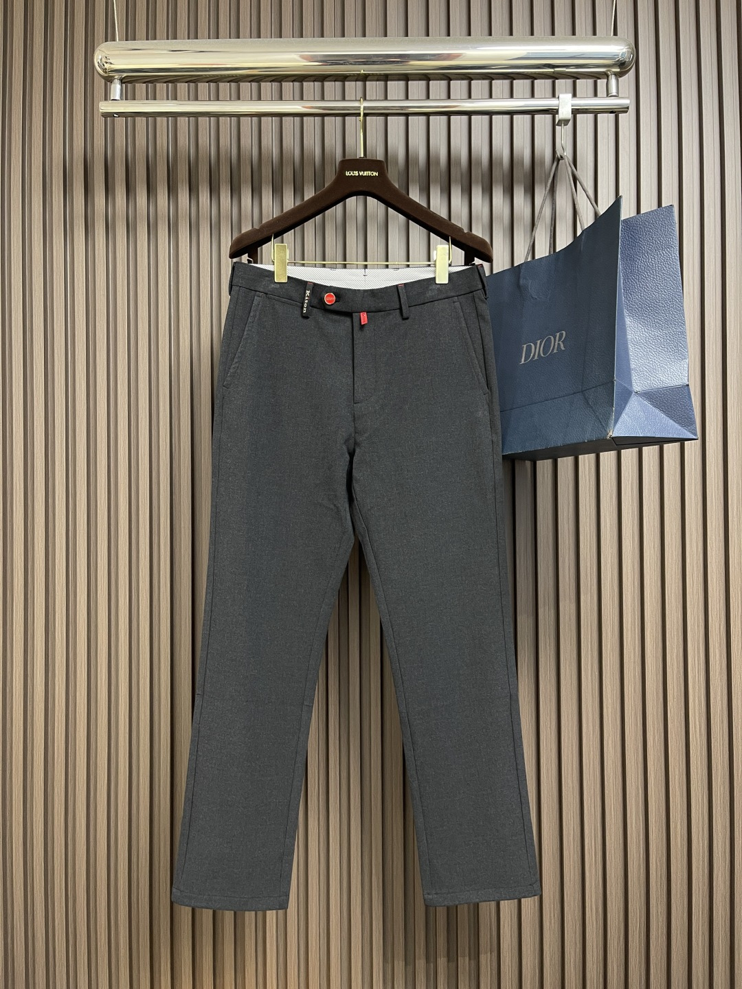 NO:563731,kiton 2025SS is a very versatile casual pants for commuting. It is made of pure cotton fabric. It is easy to wear, elegant and easy to match with solid colors. It can be easily matched with short sleeves and other styles!  Wearing it close to the skin is not irritating, the upper body is dry and comfortable, and it has an appropriate sense of wideness and skinny texture. It can be easily used in daily casual occasions or work wear!  Size 31-38 No 37,,T-shirt,alexander wang19860909kiton 2025SS非常百搭通勤的一款休闲裤,纯棉面料制作,好穿贵气又易于搭配的纯色款, 短袖等都可以轻松拿捏的造型搭配！贴身穿着亲肤不扎人,上身干爽舒服兼具着适当的挺阔感和骨感,日常休闲场合或上班穿着都能轻松应对！尺码31-38 无37,,T-shirt,alexander wang,Men's clothing