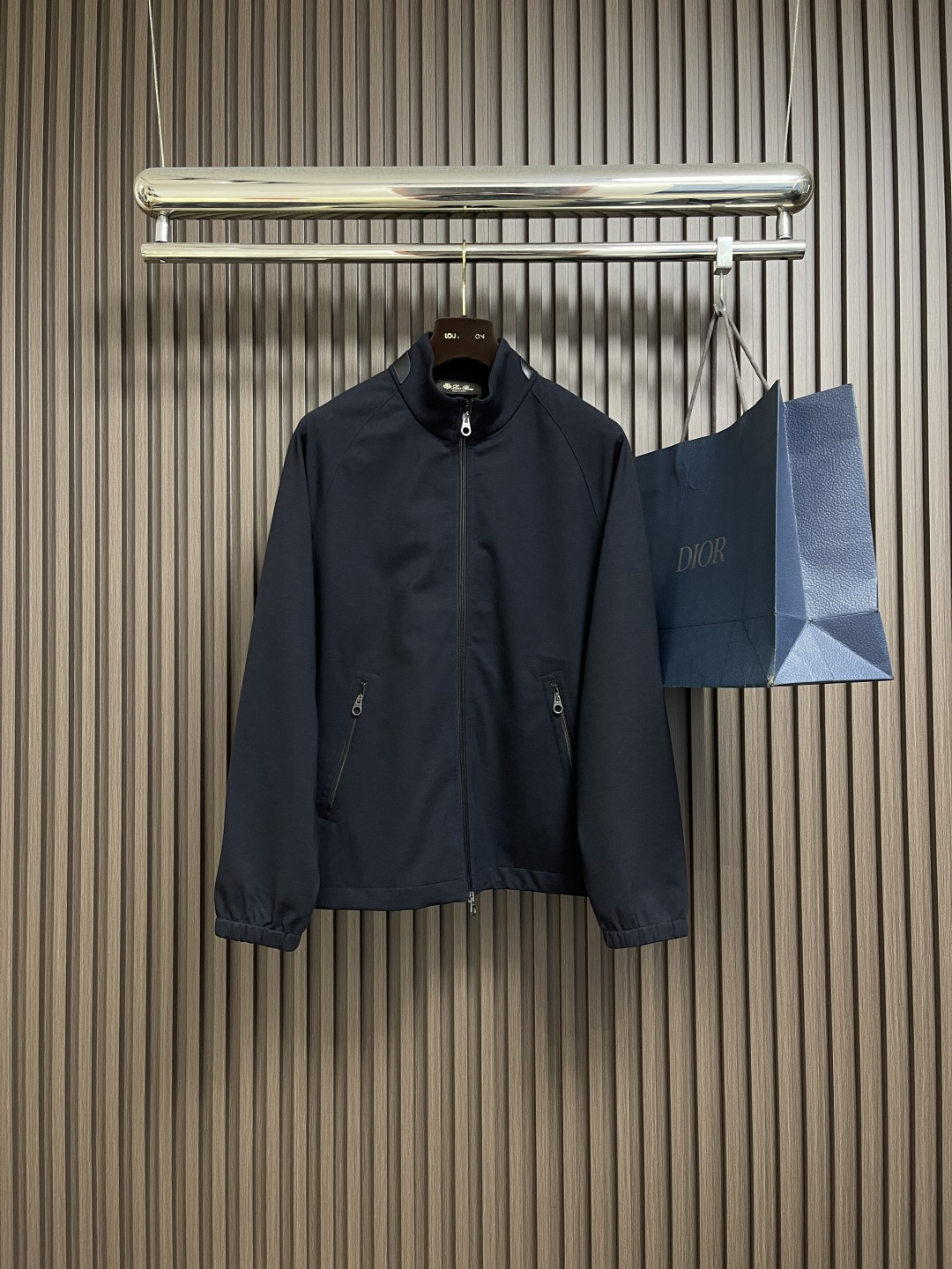 NO:660945,Tops, pants, LP men's wool blended stand-up collar jacket suit, which is very sophisticated in terms of fabric selection and craftsmanship. It is very in line with the aesthetic tone of the LP family. It is low-key and luxurious, elegant and noble. Every detail is a testament to the brand's own high-end sense. The whole body is the ultimate interpretation of Italian minimalist, capable and outdoor functional style. It is both solemn and harmonious, and the upper body is full of style!  It is extremely strong, strong and scratchy, has a strong anti-wrinkle and windproof effect, and has excellent breathability. After the enzyme washing process, the texture has a slightly retro and natural tone, and the overall visual sense is extremely elegant and artistic!  The color is light and versatile, and the tailoring is ergonomically designed. It can control any body shape. The upper body instantly highlights the spirit. It is full of style. It is a suit that perfectly combines business commuting and outdoor leisure. It is a piece of equipment with extremely high wearability and attendance rate!  Size M-XXL,,loro piana,jackets & coats, 19860909上衣 裤子 LP 男士羊毛混纺立翻领夹克套装,在面料选取和工艺方面都相当考究,极符合LP家族美学基调,低调且奢华,优雅且高贵,每一个细节都在力证品牌自身的高级感,通体将意式的极简、干练和户外功能性风格极致诠释,亦庄亦谐,上身型款十足！筋骨性极强,挺刮性十足,具备超强的抗皱防风效果,且透气性极好,经过酵素洗工艺后,肌理有着略微复古自然的腔调,整体视觉感极为优雅,颇具艺术感！配色轻熟百搭,剪裁符合人体工学设计,可驾驭任何身型,上身瞬间凸显出精神感,型款十足,商务通勤与户外休闲完美兼备的一款套装,属于实穿性出勤率极高的一款装备！尺码M-XXL,,loro piana,jackets & coats, ,Men's clothing