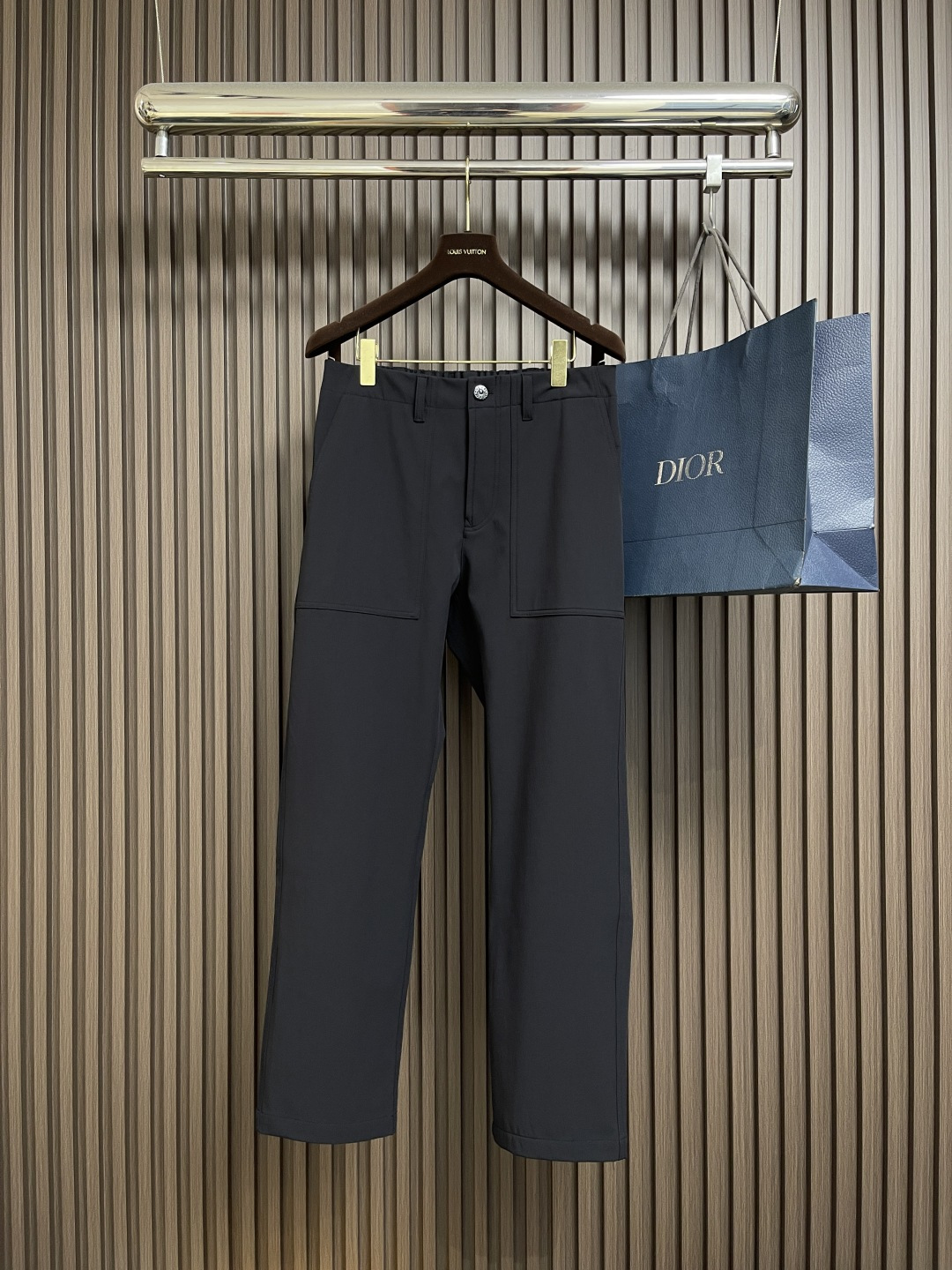 NO:567813,STONE ISLAND Stone Island 2025ss new autumn and winter casual pants are made of imported fabrics, soft, comfortable and textured, original hardware accessories, exquisite details, and the upper body effect is super amazing. Crafted from Shangxuan fabrics, it shows the outstanding style of the product. A must-have style!  Definitely one worth owning!  Size M-3XL,,alexander wang19860909STONE ISLAND 石头岛2025ss秋冬新款休闲裤,选用进口面料,柔软舒适有质感,原版五金配件,细节处理精致,上身效果超级无敌赞.尚选面料匠心而制 彰显卓越臻品风范 必备款式！绝对值得拥有的一条！尺码M-3XL,,alexander wang,Men's clothing