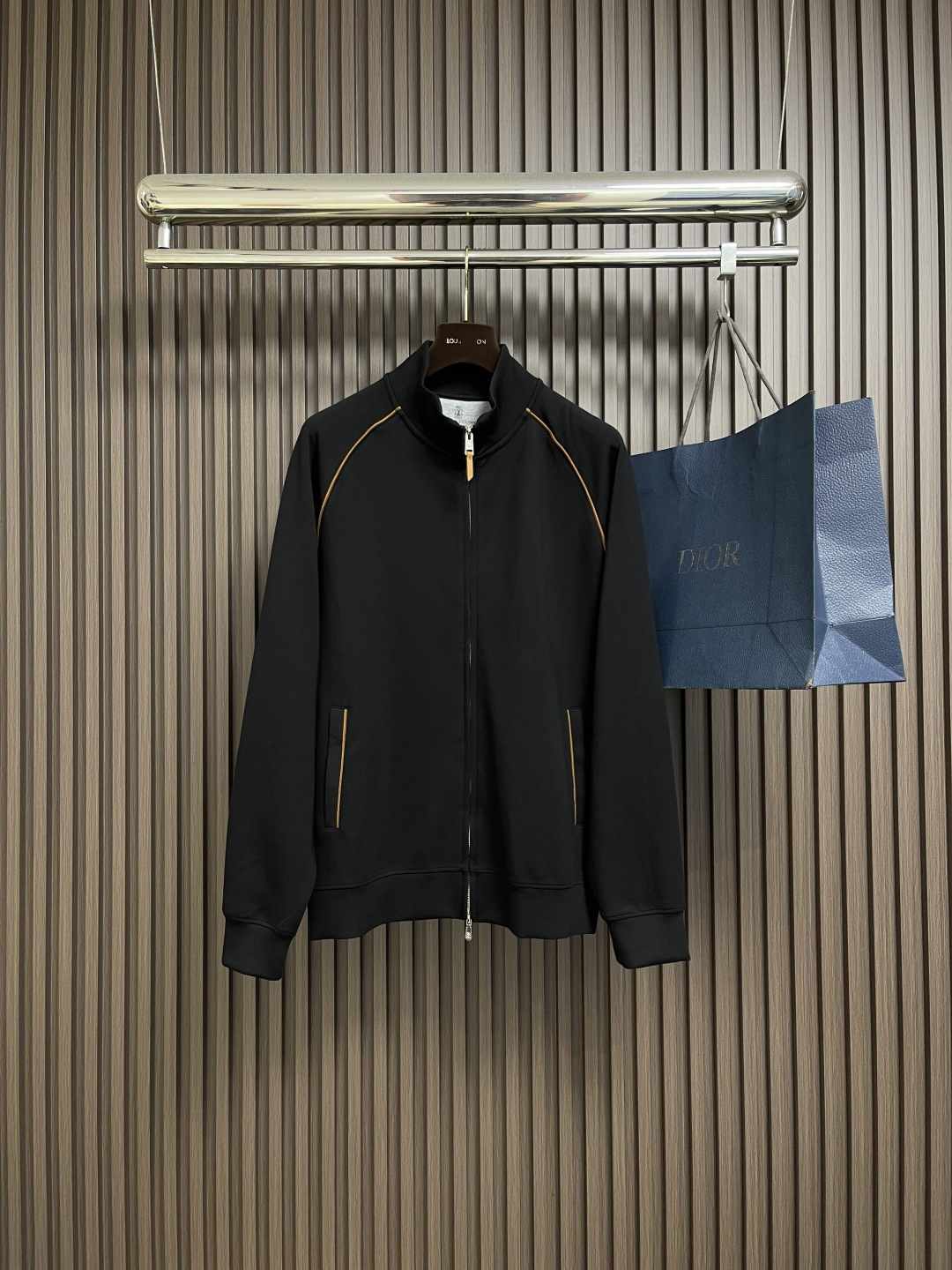 NO:660950,Tops and pants BC 2025SS new autumn and winter zipper jacket and casual pants suit, breathable, comfortable and casual!  Full of high-end feel!  The details are exquisite and high-end, and the workmanship is impeccable!  The original high-end fabric is very high-end!  The fabric is stiff, wrinkle-resistant and wear-resistant, warm and stylish. Sizes M-3XL, jackets & coats,  19860909上衣 裤子 BC 2025SS秋冬新款拉链外套休闲裤套装,透气舒适休闲！高级感满满！细节精致高档,做工无可挑剔！原版高端面料很显高级！面料挺括抗皱耐磨,保暖利落有型.尺码M-3XL,,jackets & coats, ,Men's clothing