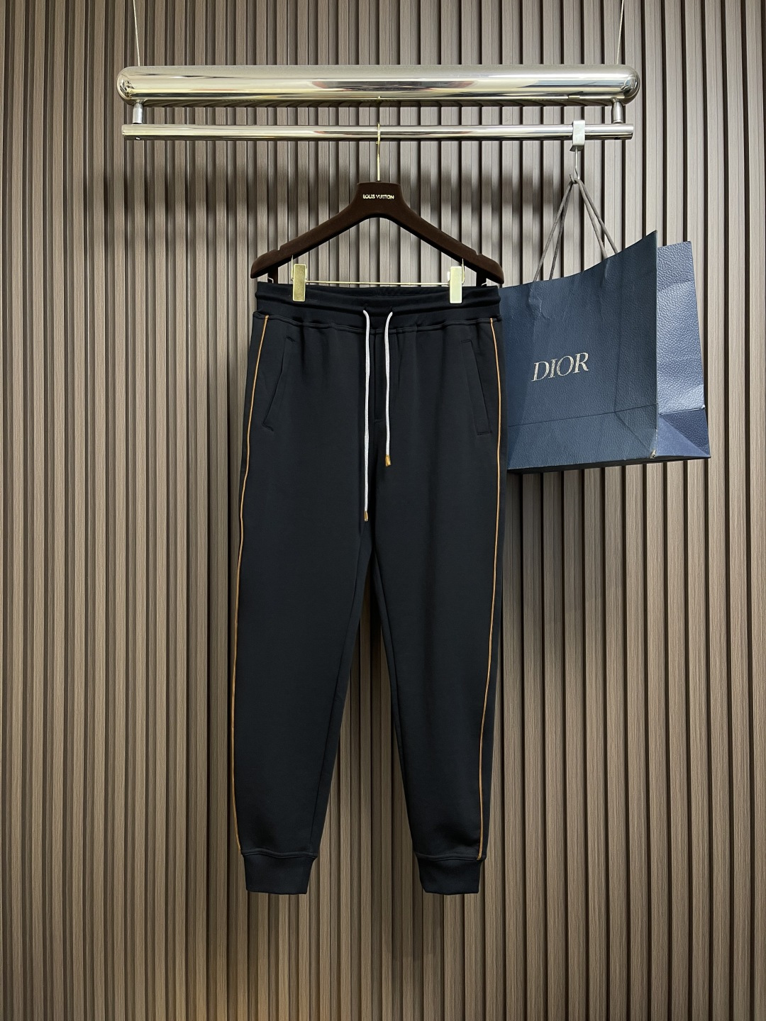 NO:550395,Tops, pants, BC 2025SS Autumn and Winter New Zipper Jacket Casual Pants Set, Breathable, Comfortable and Casual!  Full of high-end feeling!  The details are exquisite and high-end, and the workmanship is impeccable!  The original high-end fabric looks high-end!  The fabric is crisp, wrinkle-resistant and wear-resistant, warm, neat and stylish. Size M-3XL, jackets & coats, alexander wang19860909上衣 裤子 BC 2025SS秋冬新款拉链外套休闲裤套装,透气舒适休闲！高级感满满！细节精致高档,做工无可挑剔！原版高端面料很显高级！面料挺括抗皱耐磨,保暖利落有型.尺码M-3XL,,jackets & coats,alexander wang,Men's clothing