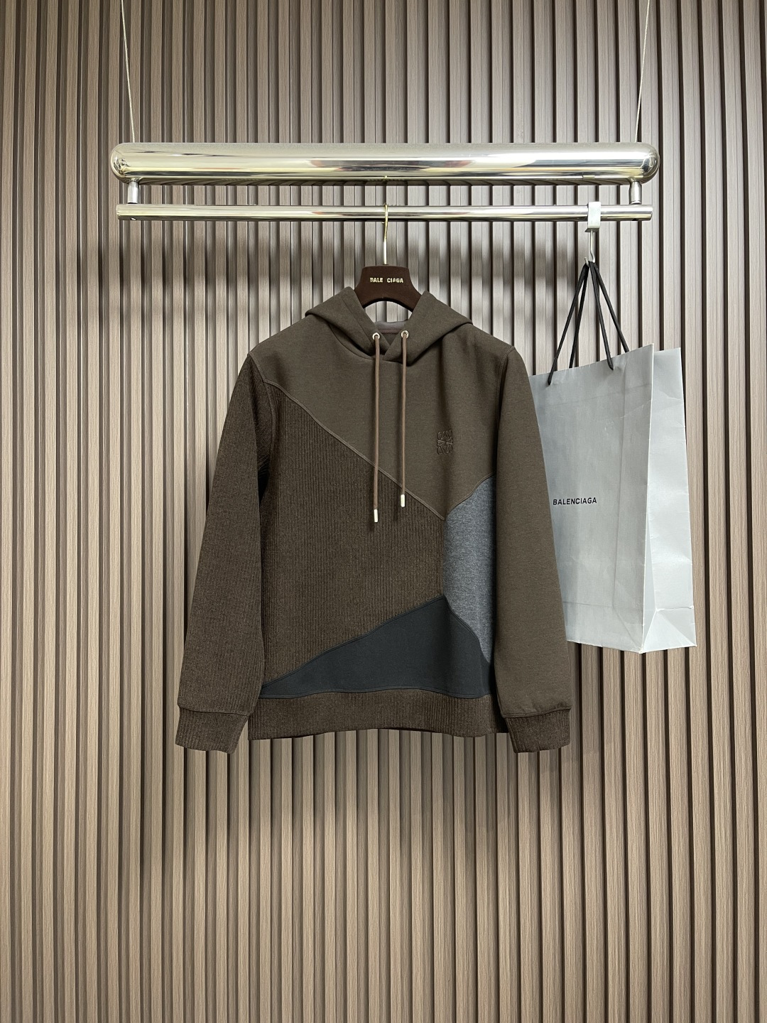 NO:550369,Loewe 2025ss autumn and winter new spliced ​​hooded sweatshirt, different craftsmanship presents different fashions!  Cut geometric blocks with different fabric splicing bring unique fashion designs. Corduroy and wool make the whole have a very detailed highlight. The upper body is fashionable and young. The trading company orders a slightly wide tailoring. The neckline is slightly fitted with the neck. It uses fleece fabric with backbone. The upper body is comfortable, warm and breathable. It is worn on a daily basis. Whether it is worn alone or in the inner body, it is simple and brilliant!  Size M-3XL, loewe, loewe, hoodie, sweatshirts, hats, alexander wang19860909Loewe 罗意威2025ss秋冬新款拼接连帽卫衣,不同工艺呈现不一样的时尚！切割几何形块搭配不同面料拼接带来与众不同的时尚设计,灯芯绒搭配羊毛让整体很有细节亮点 上身时尚而年轻,贸易公司订单 微阔的剪裁 领口微微贴合颈部 采用加绒面料 有骨干 上身舒适保暖透气,日常基础穿着.不管单穿还是内搭,简简单单就很出彩！尺码M-3XL,,loewe,loewe,hoodie,sweatshirts,hats,alexander wang,Men's clothing