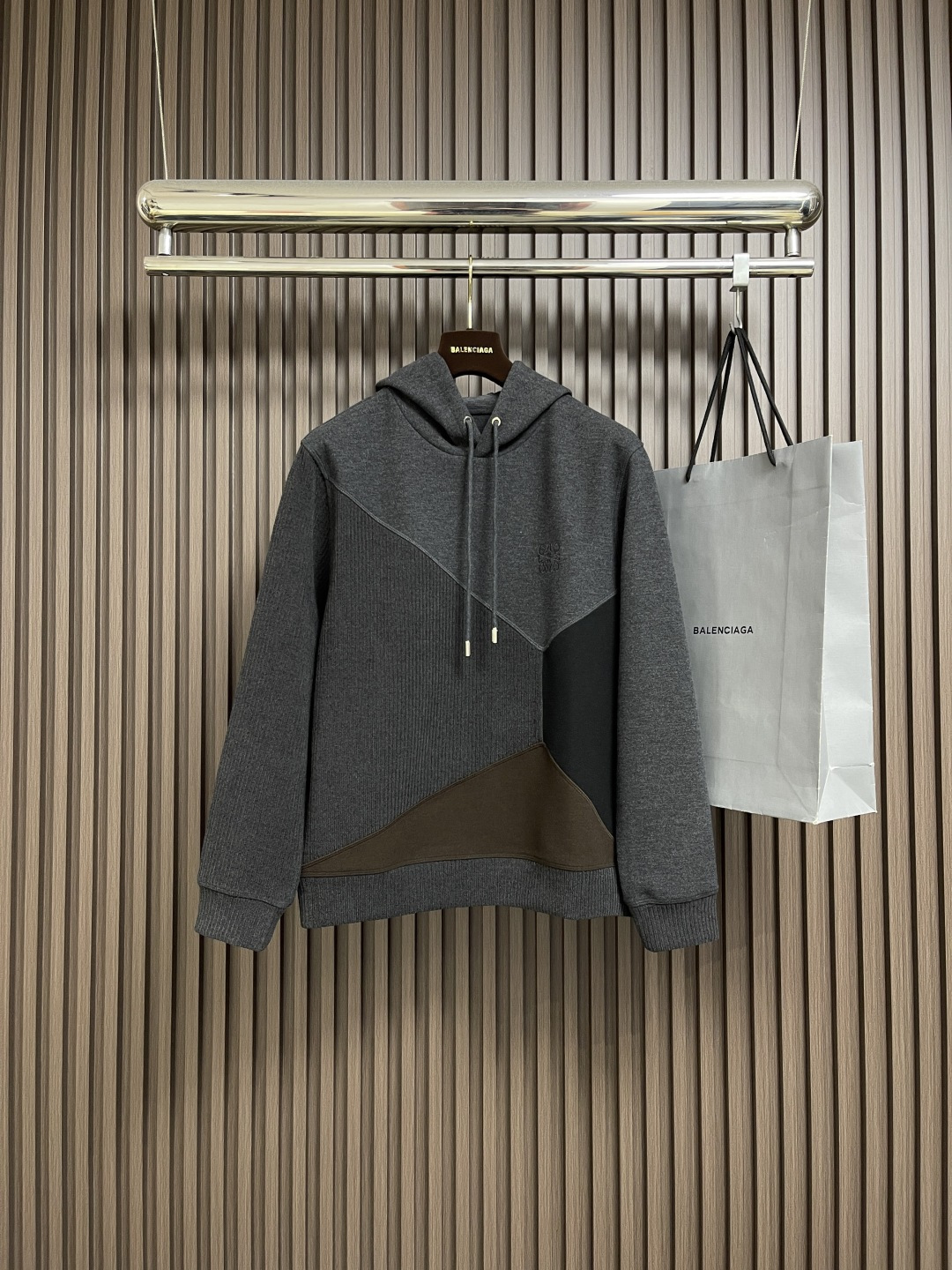 NO:660940,Loewe Luo Yiwei's new 2025ss autumn and winter new spliced ​​hooded sweatshirt, different craftsmanship presents different fashion!  Cutting geometric blocks and splicing different fabrics brings a unique fashion design. Corduroy and wool make the whole body very detailed. The upper body is fashionable and young, trading company order. Slightly wide tailoring. The collar slightly fits the neck. It is made of velvet fabric and has a backbone. The upper body is comfortable, warm and breathable, and is a basic daily wear. Whether worn alone or as an inner layer, it is simple and outstanding!  Size M-3XL,,loewe,loewe,hoodie,sweatshirts,hats, 19860909Loewe 罗意威2025ss秋冬新款拼接连帽卫衣,不同工艺呈现不一样的时尚！切割几何形块搭配不同面料拼接带来与众不同的时尚设计,灯芯绒搭配羊毛让整体很有细节亮点 上身时尚而年轻,贸易公司订单 微阔的剪裁 领口微微贴合颈部 采用加绒面料 有骨干 上身舒适保暖透气,日常基础穿着.不管单穿还是内搭,简简单单就很出彩！尺码M-3XL,,loewe,loewe,hoodie,sweatshirts,hats, ,Men's clothing