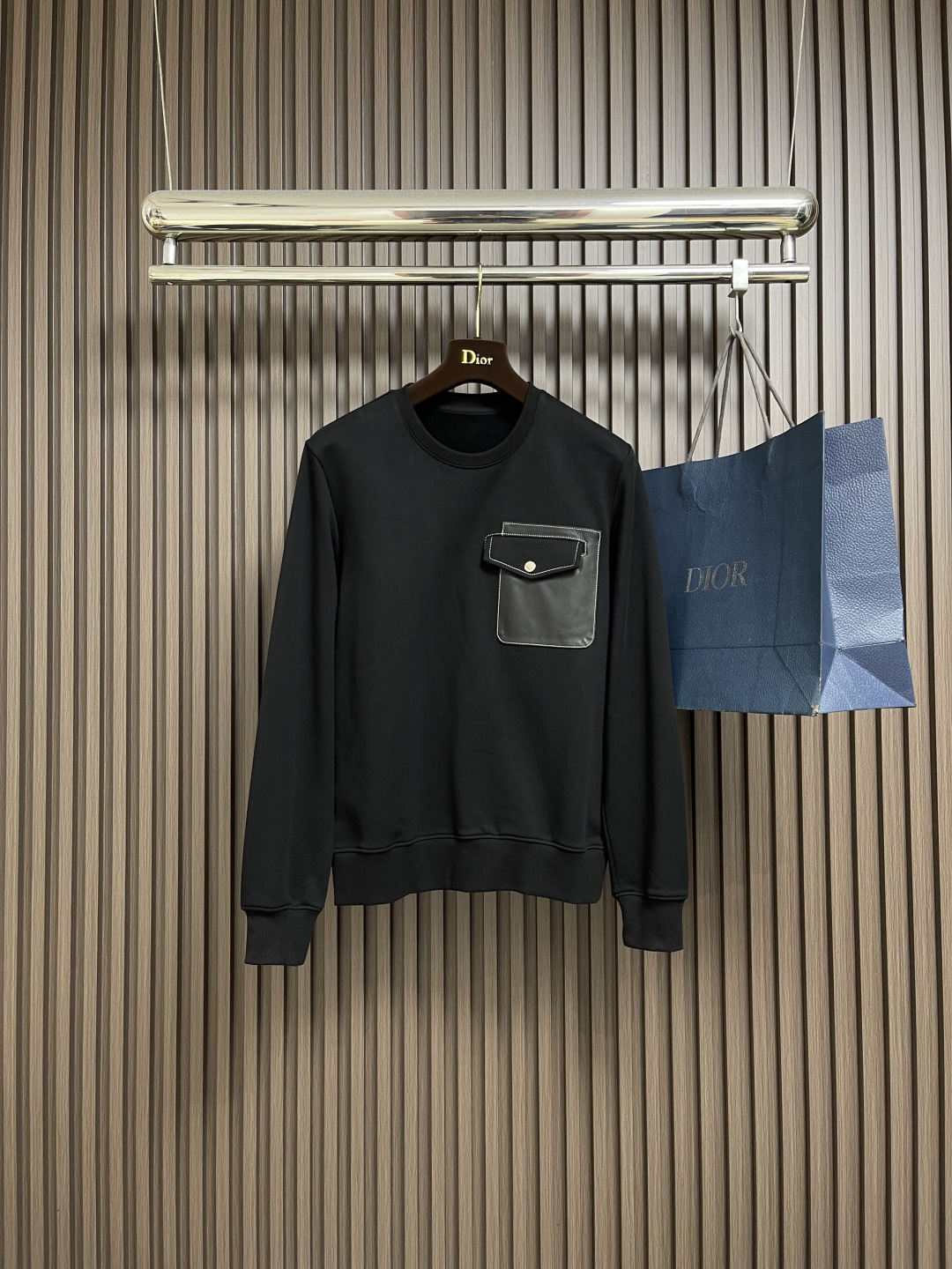 NO:563662,HERMES 2025SS autumn and winter round neck long-sleeved T-shirt, ammonia mercerized brushing, fashionable l leather pockets!  The upper body of ammonia fabric is comfortable and smooth. Pure cotton combing and compact spinning process make the fabric smooth and compact, giving the overall fabric a high-end feel. Professionally provided by big brands, the quality is absolutely guaranteed. The overall high breathability and soft texture are more prominent, and the full cotton texture causes extreme comfort. High washability. The workmanship of the entire piece perfectly reflects the brand's design concept and sophisticated production technology. Sizes M-3XL, hermes, tees, t-shirt, alexander wang19860909HERMES 2025SS秋冬圆领长袖T恤,氨丝光磨毛,时尚l拼皮口袋！氨面料上身舒适爽滑,纯棉精梳加上紧密纺纱工艺又使面料光滑紧密得到整体面料的高级感,大牌专业提供,质量绝对保证.整体高透气和柔软性的质感更加凸显,饱满的棉质感引起极度舒适.耐洗性能高.整件的做工完美体现出品牌的设计理念和精良的制作工艺.尺码M-3XL,,hermes,tees，t-shirt,alexander wang,Men's clothing