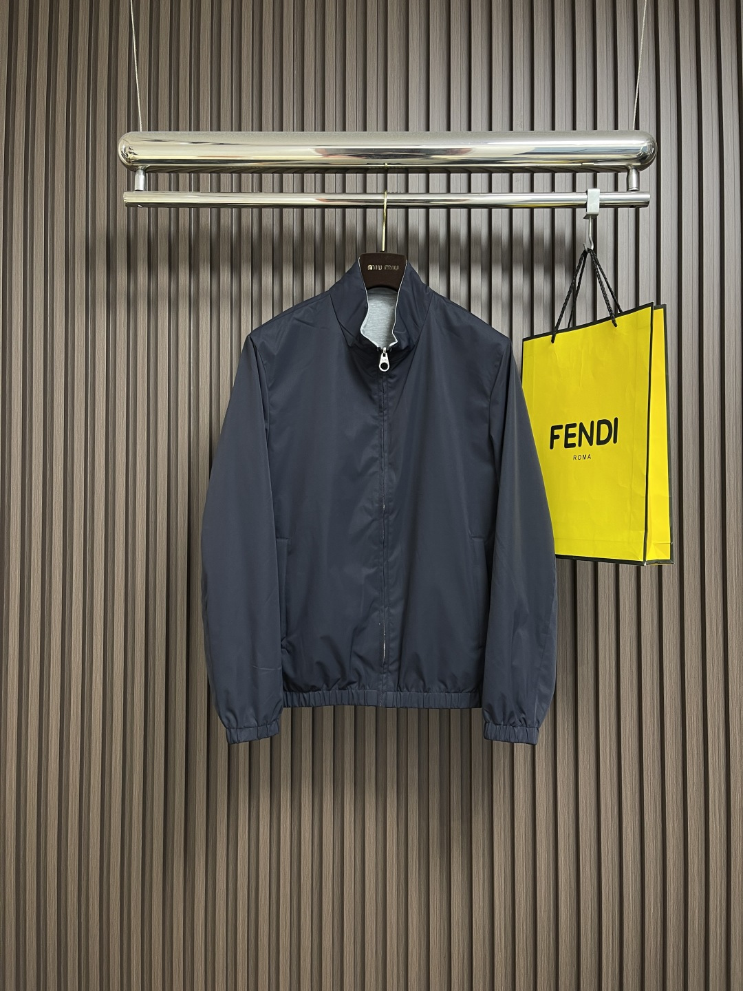 NO:563633,LP Loropiana 2025ss new product double-sided jacket, fashionable and handsome, simple and versatile, original hardware accessories logo, customized original fabric, not only crisp and trendy silhouette, but also comfortable to wear, more delicate yarn, size M-4XL,,loro piana,loro piana,jackets & coats,jackets & coats,alexander wang19860909LP Loropiana 2025ss新品双面穿夹克外套,时尚帅气,简约百搭款,原版五金辅料logo,定制原版面料,不仅挺括,保持潮流的廓形,又穿着舒适,纱织更细腻,尺码M-4XL,,loro piana,loro piana,jackets & coats,jackets & coats,alexander wang,Men's clothing