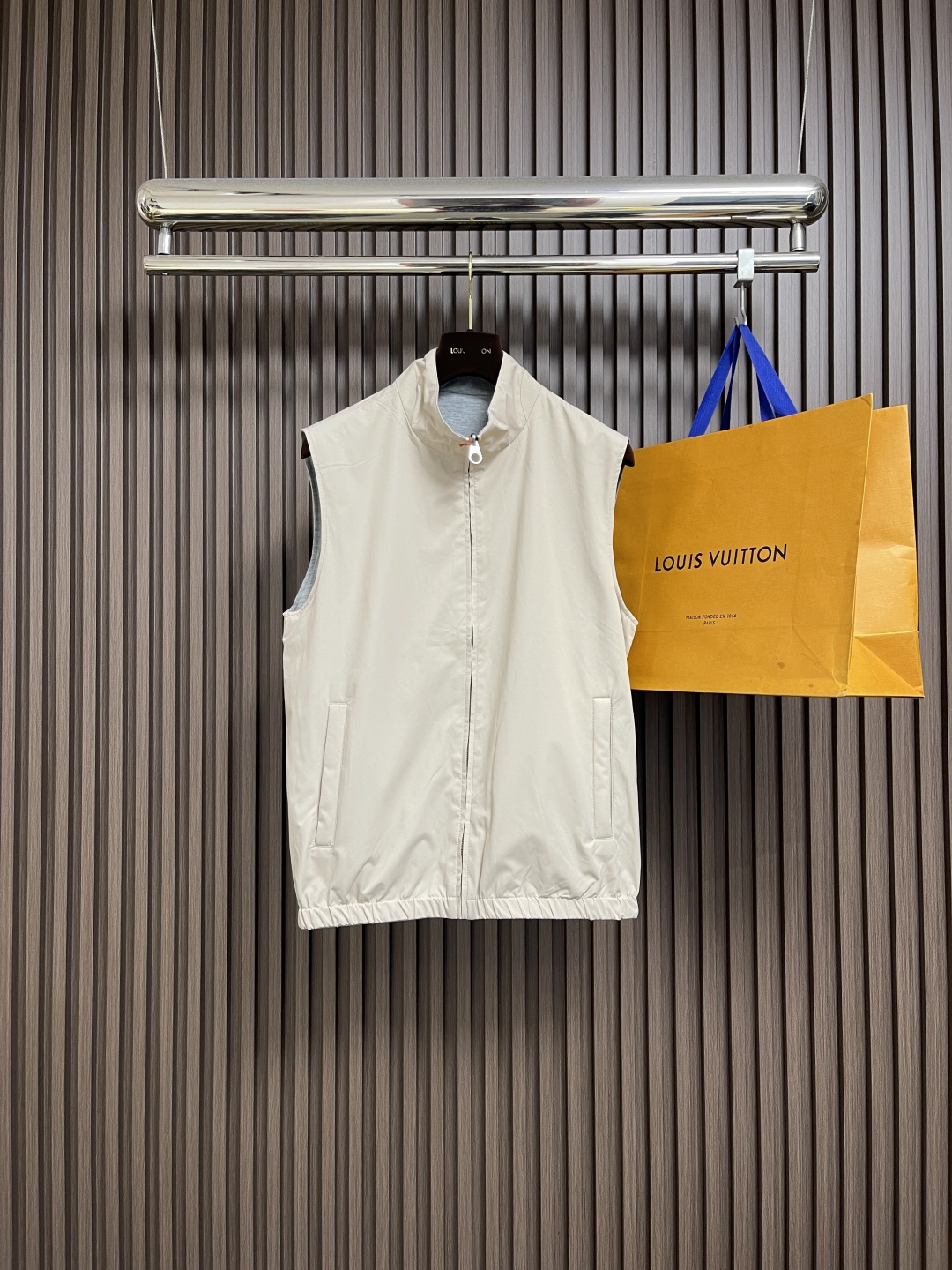 NO:550360,LP stand-up collar design AB double-sided vest jacket, stand-up collar design shows ability, simple but atmospheric, can perfectly modify the neck lines and show the ability and neatness of men. Whether it is business occasions or leisure time, it can make you confident and full of aura. Moreover, stand-up collar can effectively block the cold wind and bring you a little warmth in cold days. AB design, double the fun of dressing, this style adopts a unique AB design, each side has a different style and texture. On the one hand, it is simple solid color, low-key and versatile, and easily integrates into various occasions; on the other hand, it adds trendy elements, personality and fashion, making you the focus of the crowd. Wear A side to work in the morning, capable and steady; at night, turn over and wear B side to party, and instantly transform into a trendy man. One piece to meet your outfit needs for different occasions, it is simply not too practical!  Size M-4XL, loro piana, jackets & coats, alexander wang19860909LP 立领设计AB面双面穿马甲外套,立领设计,尽显干练,简约而不失大气,能够完美修饰颈部线条,展现男士的干练与利落.无论是商务场合还是休闲时光,都能让你自信满满,气场十足.而且,立领还能有效阻挡寒风,为你在寒冷的日子里带来一丝温暖.AB面设计,双倍穿搭乐趣,这款采用了独特的AB面设计,每一面都有不同的风格和质感.一面是简约的纯色,低调又百搭,轻松融入各种场合；另一面则加入了潮流元素,个性又时尚,让你成为人群中的焦点.早上穿A面去上班,干练稳重；晚上翻过来穿B面去聚会,瞬间变身潮男.一件,满足你不同场合的穿搭需求,简直不要太实用！尺码M-4XL,,loro piana,jackets & coats,alexander wang,Men's clothing