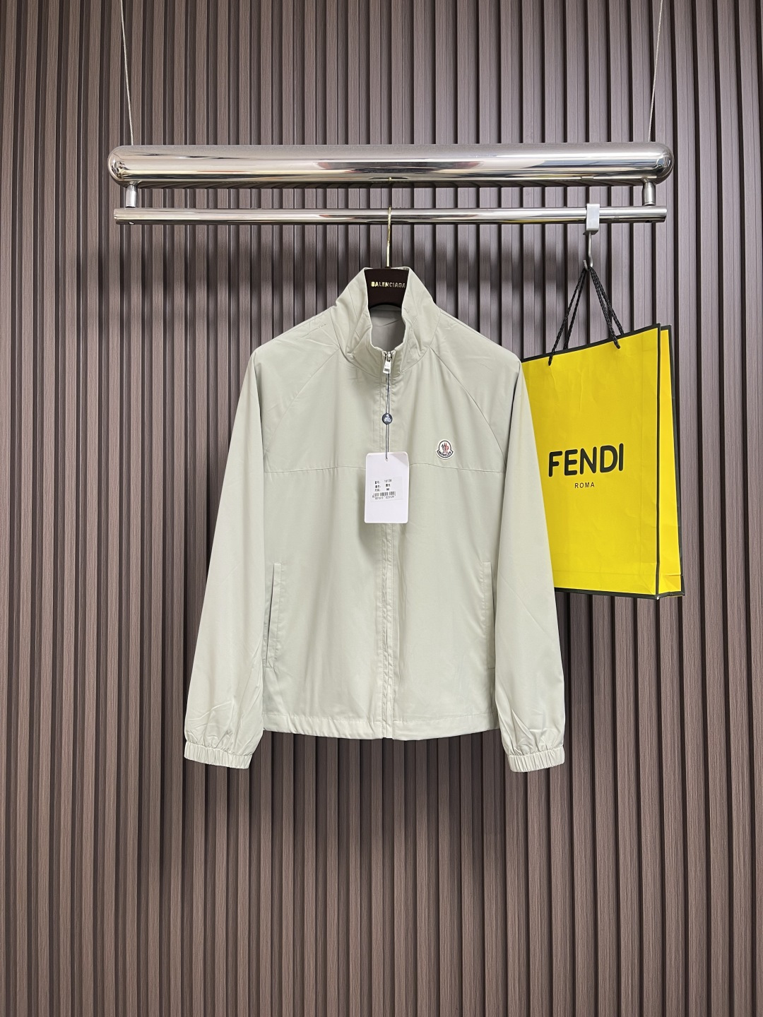 NO:563639,Moncler 2025ss autumn new stand-up collar jacket, windproof fabric, classic logo design, zipper fly, pockets on both sides, light and textured fabric, perfect details, exquisite workmanship, simple and fashionable atmosphere, especially good upper body effect, suitable for spring and autumn. Sizes M-3XL,,jackets & coats,jackets & coats,alexander wang19860909Moncler 2025ss秋季新款拉立领夹克外套 防风面料 经典logo 设计 拉链门襟 两侧口袋 面料轻薄有质感 细节完美 做工精致 简约时尚大气 上身效果特别好 适合春秋季节穿着.尺码M-3XL,,jackets & coats,jackets & coats,alexander wang,Men's clothing