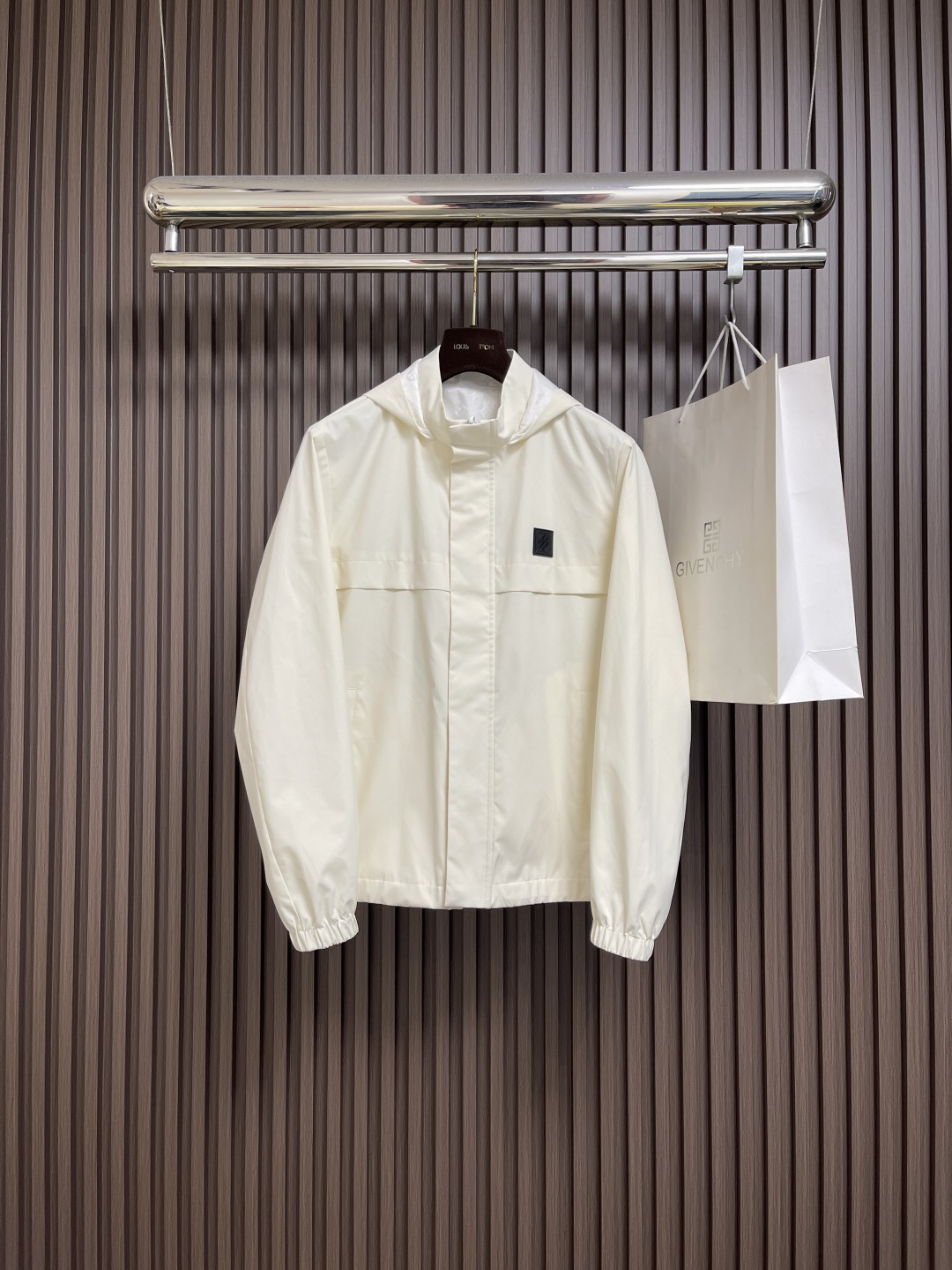 NO:550377,LV 2025ss dark pattern double-sided jacket, customized high-quality polyester fabric!  Dark pattern logo design, complete three-standard logo!  Original hardware accessories, smooth lines, exquisite craftsmanship, excellent upper body style, comfortable fabric, windproof and warm, casual matching are very fashionable and handsome. A must-have for casual men. Size M-3XL, louis vuitton, jackets & coats, jackets & coats, alexander wang19860909LV 2025ss暗纹双面穿夹克外套,定制高品质聚酯纤维面料！暗纹logo设计,三标齐全！原版五金辅料,线条流畅,工艺精致,上身版型超赞,面料舒适,挡风保暖,随意搭配都非常时尚帅气 休闲时尚男仕必备款.尺码M-3XL,,louis vuitton,jackets & coats,jackets & coats,alexander wang,Men's clothing