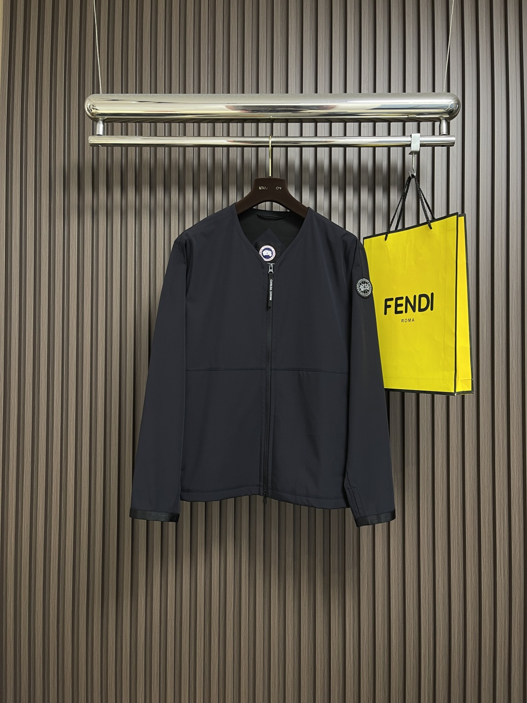 NO:563626,CanadaGoose Canada Goose Moreau men's black label full zip soft shell jacket.  Warm and comfortable, fully functional design, super avant-garde design style, delicate and comfortable, very light to wear and not easy to wrinkle. Multiple craftsmanship. The overall design is quite visual, the upper body is casual and stylish, with a certain degree of stiffness. It is definitely at the forefront of fashion. Recommended for a sense of temperament, a must-have for urban leisure. Sizes M-XXL, jackets & coats, alexander wang19860909CanadaGoose加拿大鹅 Moreau 男士黑标全拉链软壳夹克．保暖舒适全功能设计,超前卫设计风格 细腻舒适 穿着非常轻便不易起皱.多重重工艺 整体的设计颇具视觉感,上身休闲有型,有一定的挺括度,绝对走在时尚最尖端的气质感推荐,都市休闲必备.尺码M-XXL,,jackets & coats,alexander wang,Men's clothing