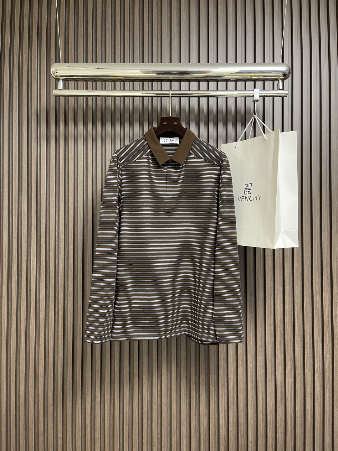 NO:550386,Loewe 2025SS new striped POLO shirt, this POLO shirt is made of customer-supplied fabrics. Contrasting striped styles increase the fashion personality of the style. The collar lapel design increases the sense of high-end elegance. The button opening and closing is a must-have item for men's business and leisure, and the upper body effect is excellent. Sizes M-L-XL,,loewe,loewe,alexander wang19860909Loewe罗意威 2025SS新款条纹POLO衫,这款POLO衫采用客供面料制作而成,撞色条纹款式增加款式的时尚个性,衣领翻领设计,增加高级优雅感,纽扣开合,是男士商务休闲必备单品,上身效果极佳.尺码M-L-XL,,loewe,loewe,alexander wang,Men's clothing
