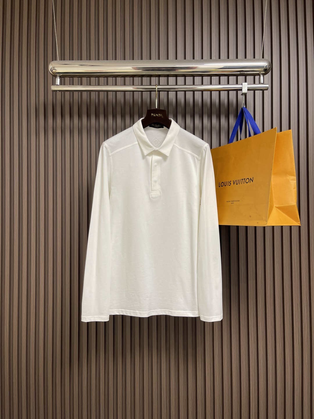 NO:550358,LP Loropiana 2025SS early autumn new long-sleeved lapel POLO shirt, classic and versatile style every year, a combination of styles, three-buttons, exquisite prints of the front chest, upright upper body, the overall upper body feel will not be too tight or too loose, very friendly to the figure, easy to wear and versatile, classic and out of date!  The fabric adopts the process of washing clothes, so that the upper body makes the skin more comfortable to contact with the fabric.  The upper body is very high-end, skin-friendly and breathable, crisp and stylish. Orders of full-quality. Size M-L-XL, loro piana, loro piana, alexander wang19860909LP Loropiana 2025SS早秋新款长袖翻领POLO衫,年年经典百搭款式 合体的版型 三粒扣 前胸品牌精致印花 上身挺拔 整体上身感不会过紧或者过松 对身材很友好 好穿又百搭经典不过时！面料采用 成衣水洗的工艺 上身让皮肤接触面料更加舒适．上身很高档 亲肤透气,挺括有型 全品相的订单.尺码M-L-XL,,loro piana,loro piana,alexander wang,Men's clothing